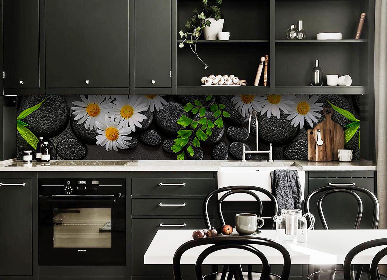 Кухонный фартук Ромашки и черные камни из самоклеющейся виниловой пленки 65х250 см Черный