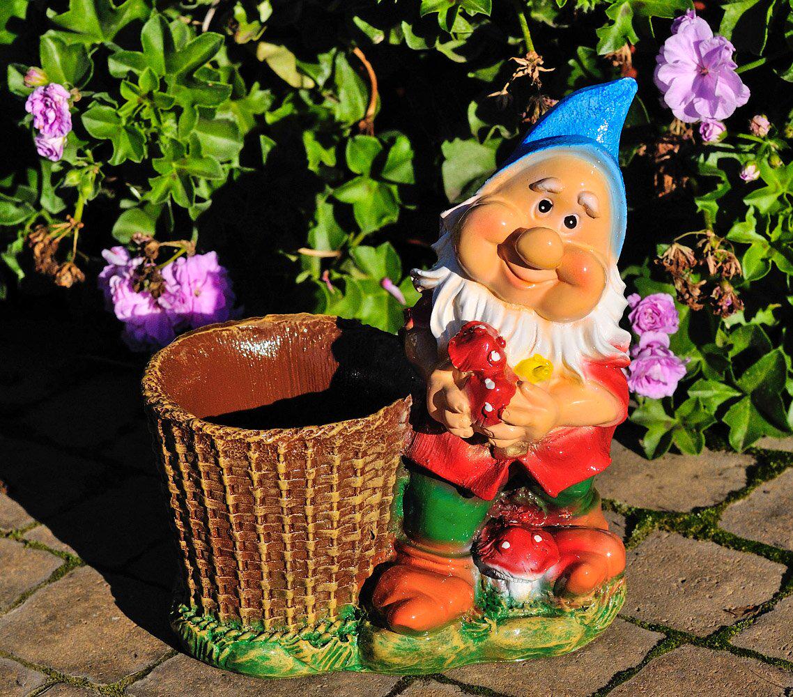Підставка для квітів Гном з кошиком 24 см (177)