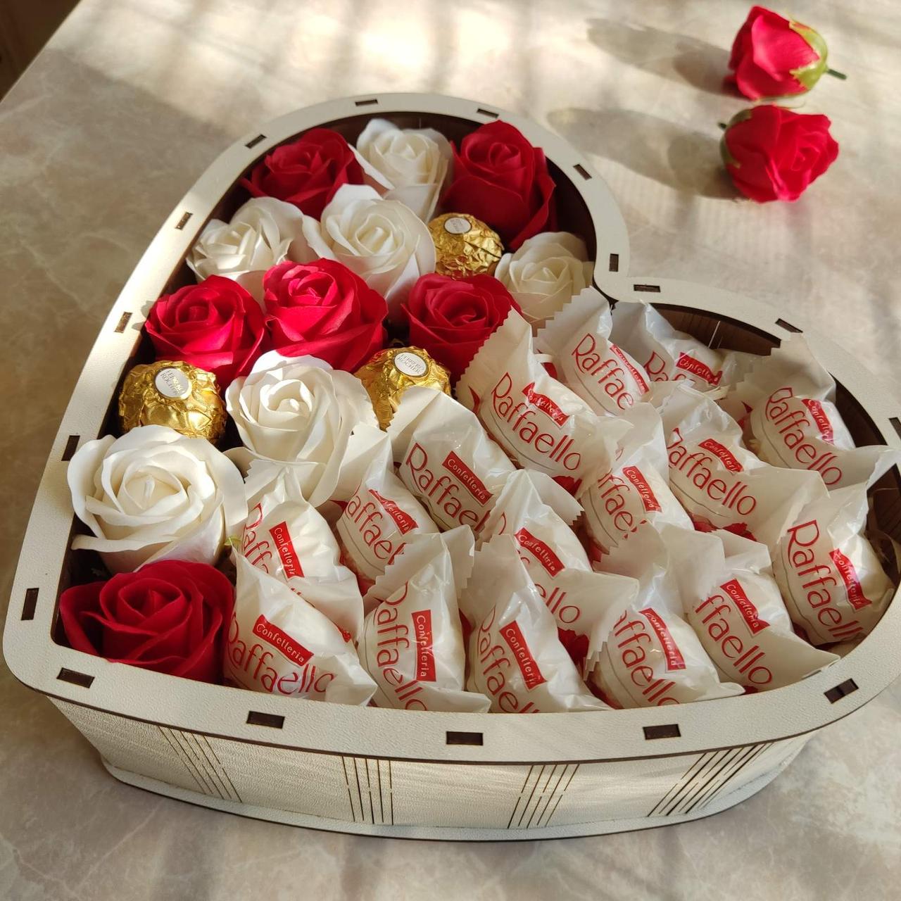 Бокс из конфет Ferrero Raffaello и роз для девушки на день рождения/день влюбленных/8 марта (ar44) - фото 4