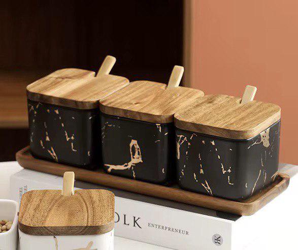 Набір ваз для сипучих з кераміки на дерев'яному підносі 3 шт. Чорний (ST0390) - фото 2 Набір ваз для сипучих з кераміки на дерев'яному підносі 3 шт. Чорний (ST0390) - фото 2