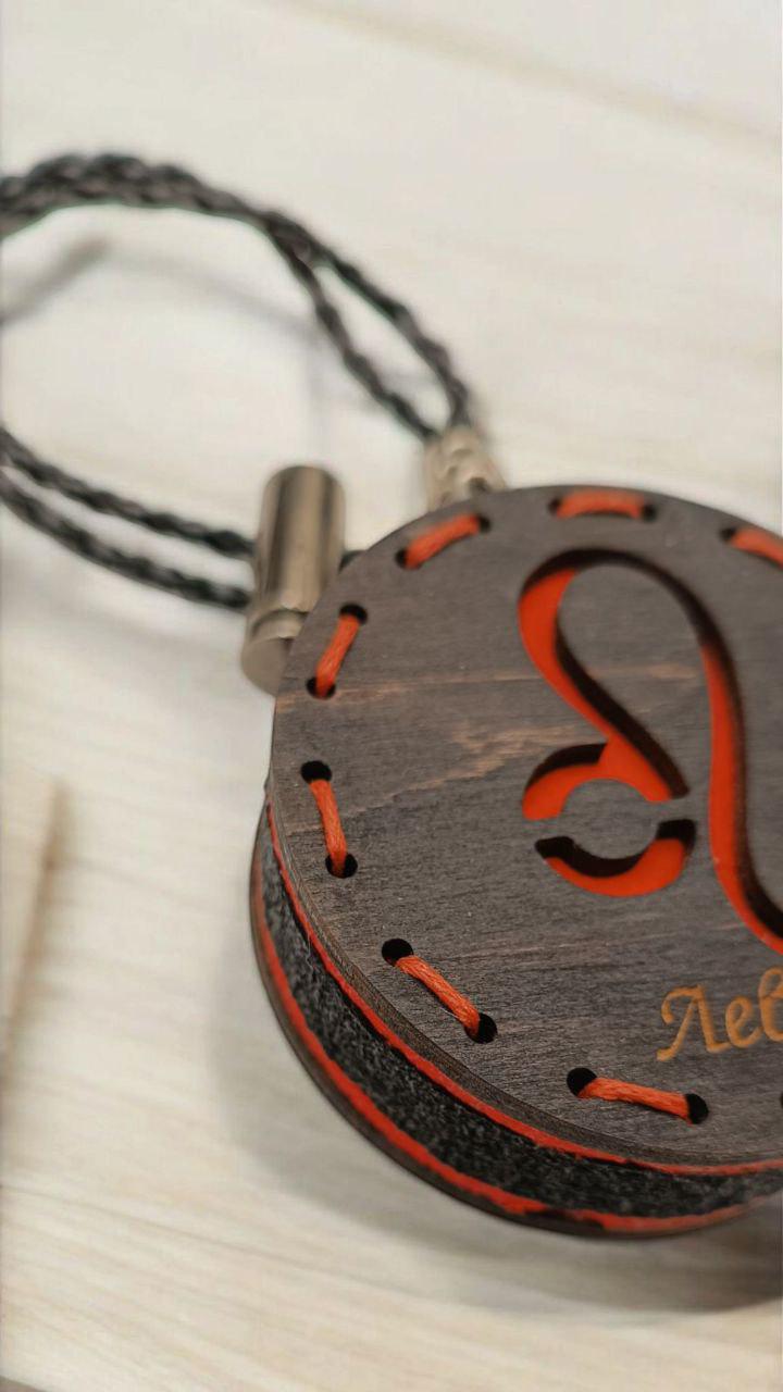 Ароматизатор для авто зі знаком зодіака Лев з дерева/войлока та аромапарфюм 10 мл (85) - фото 3 Ароматизатор для авто зі знаком зодіака Лев з дерева/войлока та аромапарфюм 10 мл (85) - фото 3