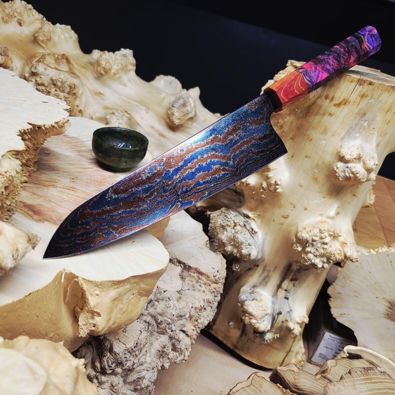 Шеф-нож японский кухонный Gyuto из титановой дамасской стали с рукояткой из стабилизированного кедра