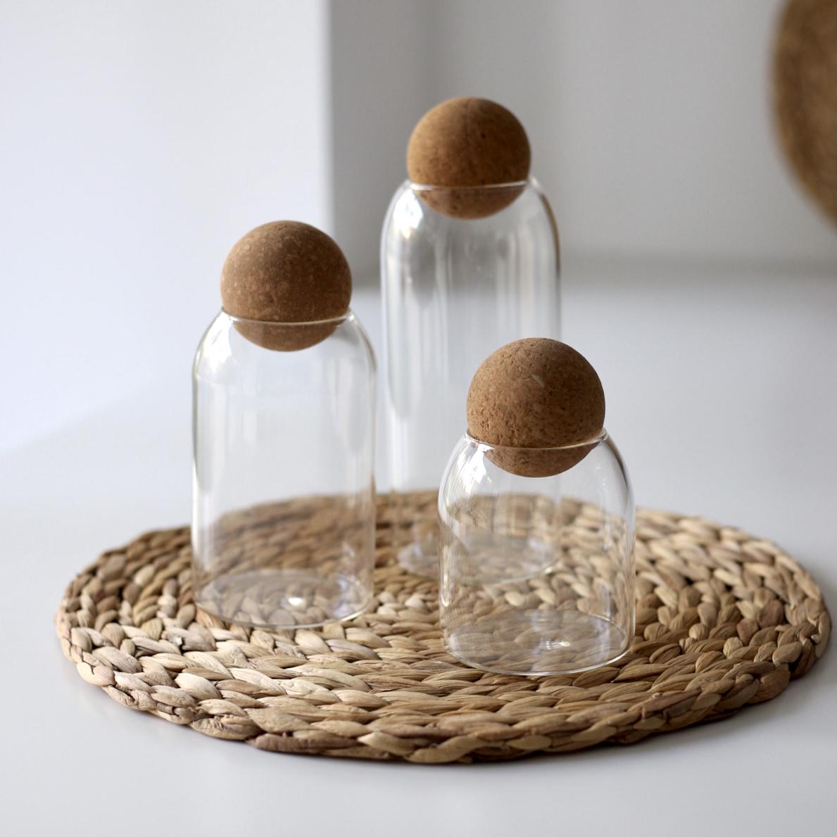 Набор стеклянных емкостей с пробковой крышкой-шаром 3 шт. - фото 5 Набор стеклянных емкостей с пробковой крышкой-шаром 3 шт. - фото 5