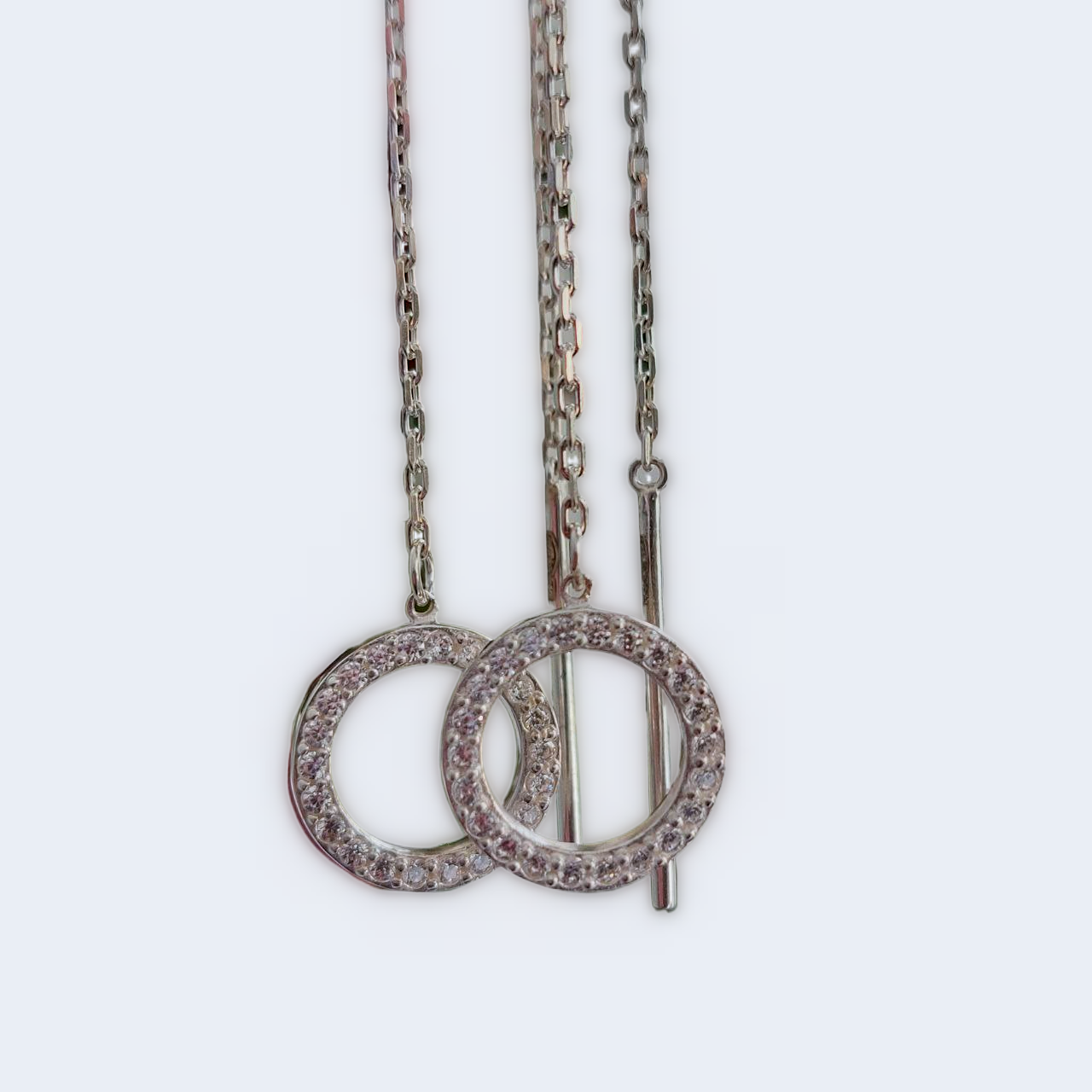 Серьги из серебра с кольцами усыпка белыми камнями (673)
