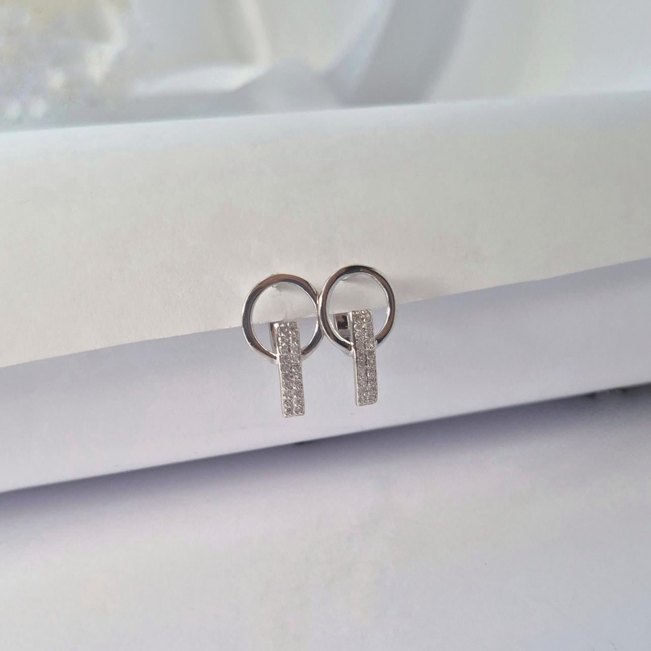 Серьги палочки в белых камнях серебро 925 пробы родированное 3,20 г (5524р)