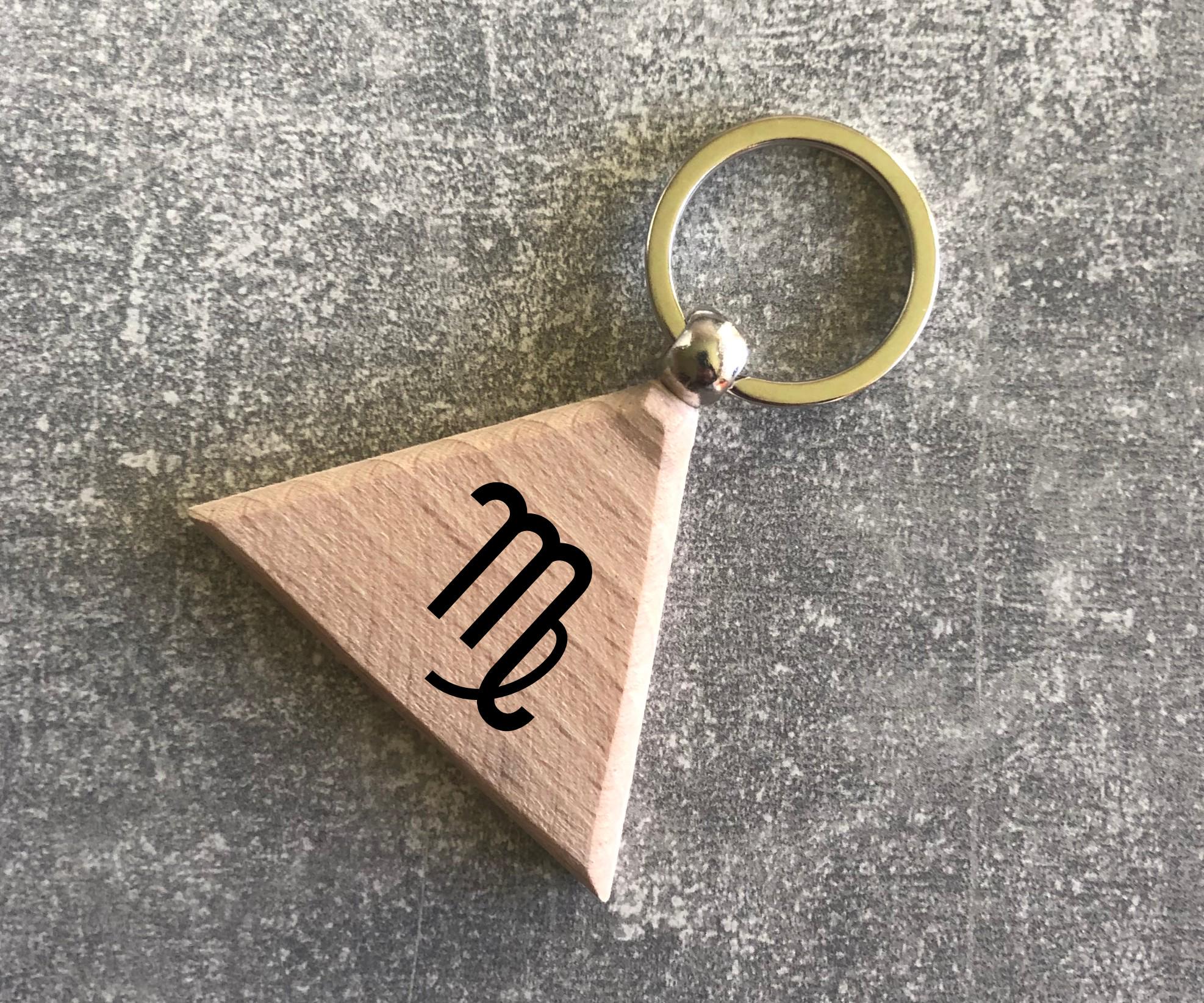 Брелок деревянный треугольный с символом зодиака "Дева" (15010304018)