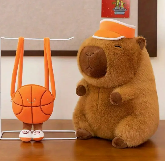 Мягкая игрушка плюшевая детская Капибара с рюкзачком и бейсболкой 23 см (2797537884)