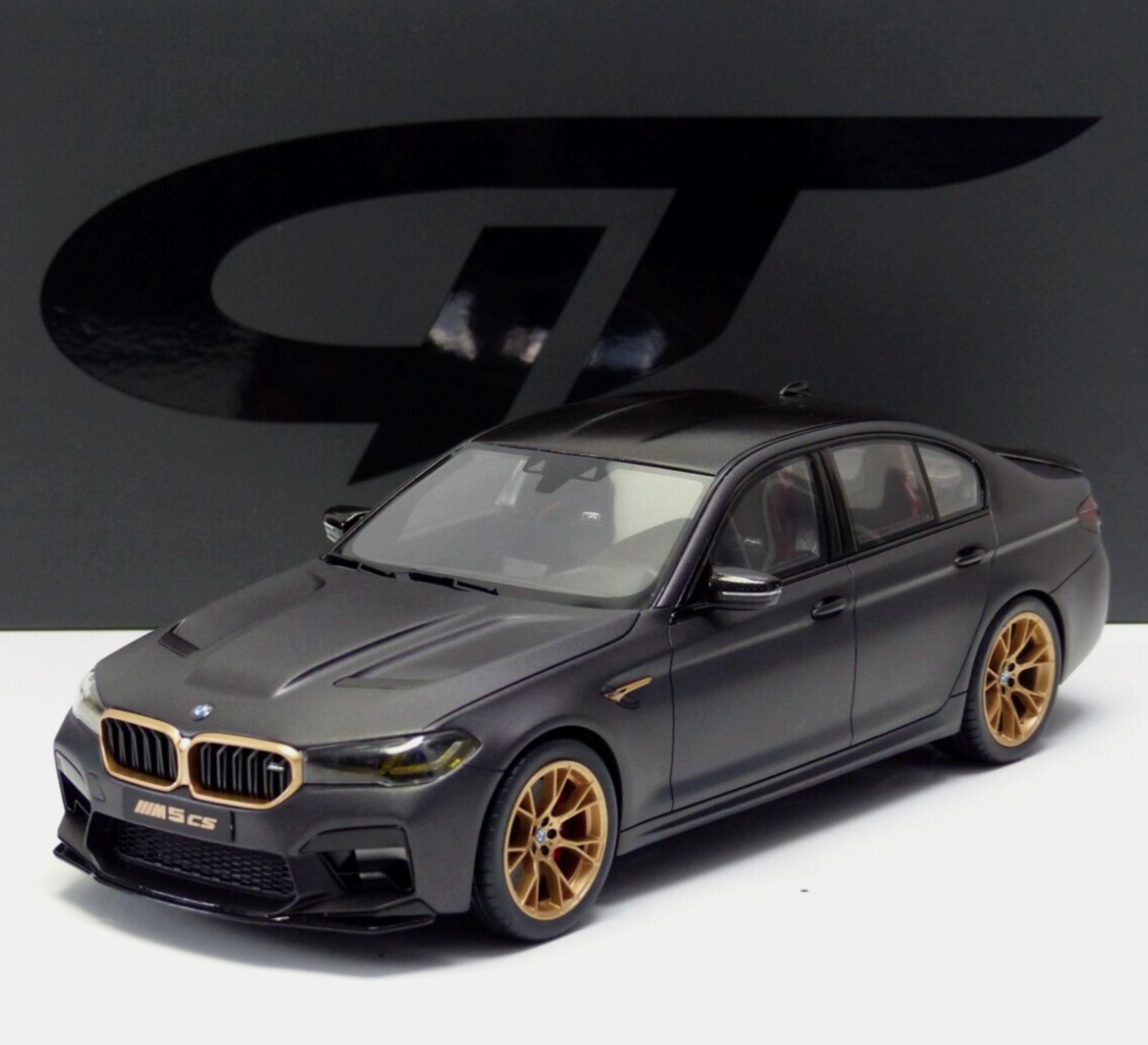 Модель автомобиля GT Spirit 1:18 BMW M5 CS F90 Dark Grey Metallic/Carbon (GT893) - фото 2