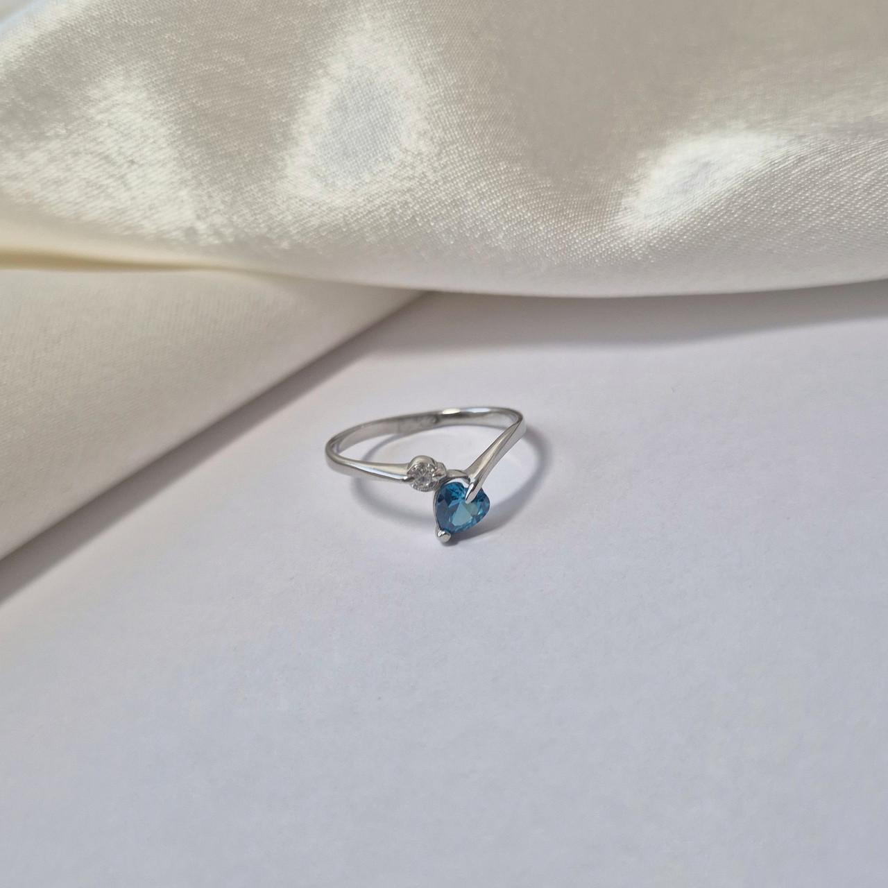 Кольцо люси с голубым камнем серебро 925 пробы родированное 1,39 г р. 17,5 (1014р)