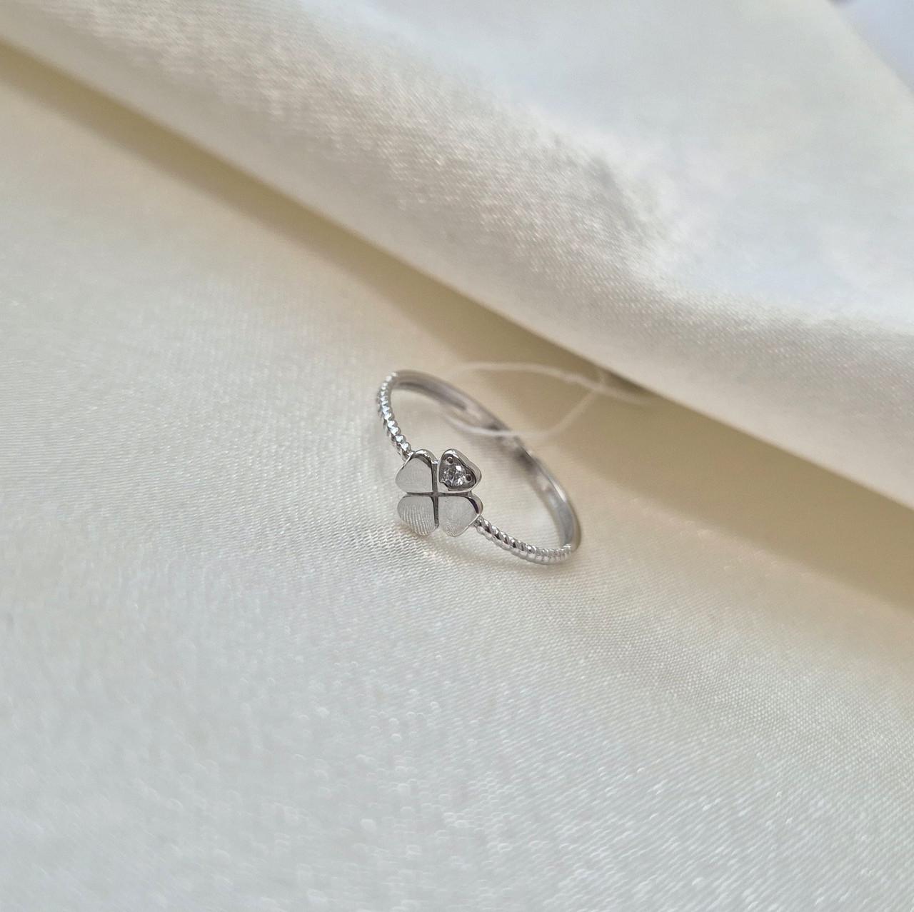 Кольцо клевер с белым камнем серебро 925 пробы родированное 0,81 г р. 15,5 (лк0305р)