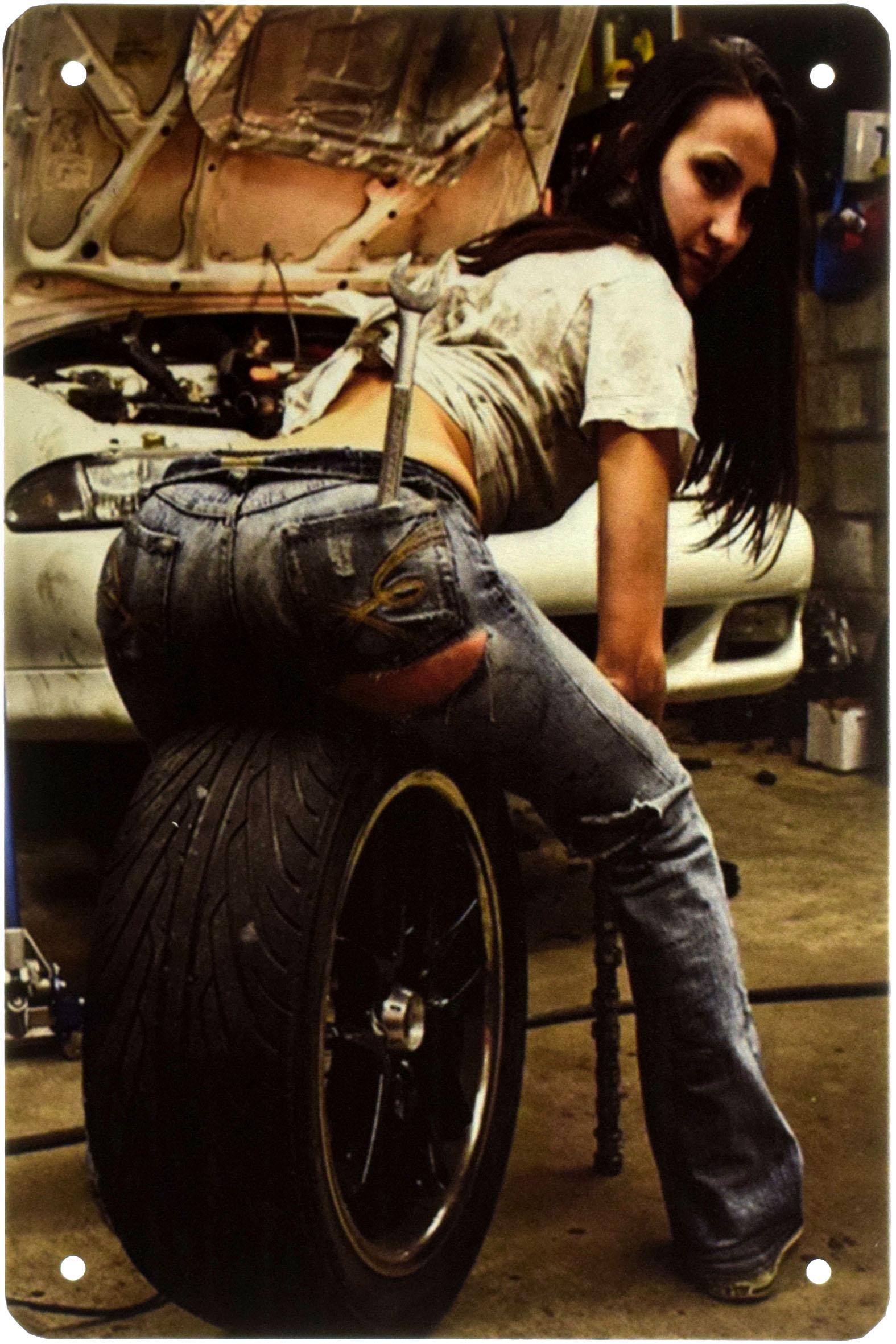 Табличка металева Дівчина З Гаража Що Сидить На Шині/Garage Girl Sitting On Tire 20x30 см
