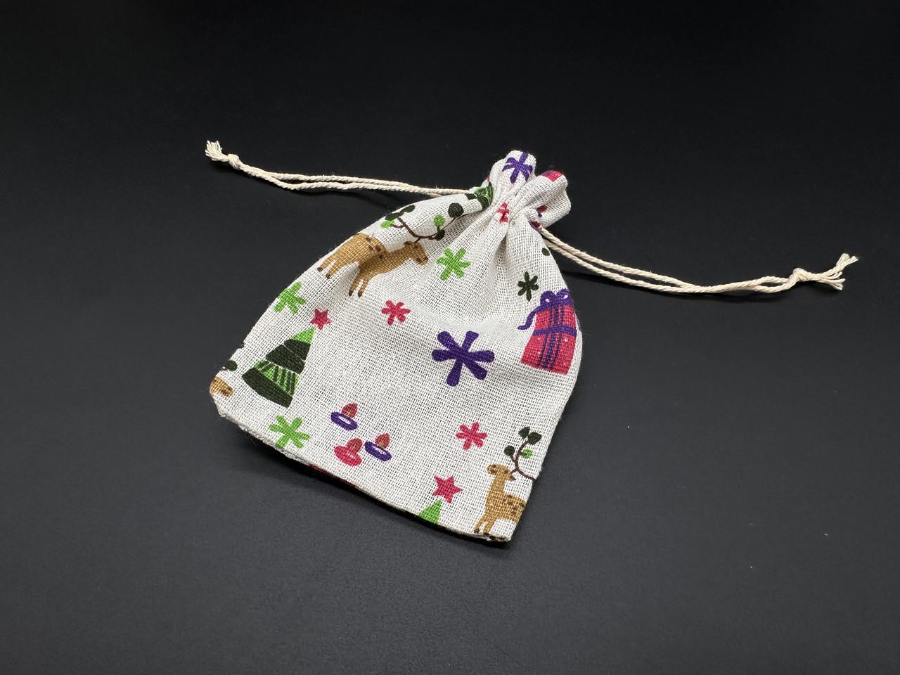 Подарочный мешочек с новогодним принтом на затяжках из мешковины 14х10 см Белый (BGN-113) - фото 3 Подарочный мешочек с новогодним принтом на затяжках из мешковины 14х10 см Белый (BGN-113) - фото 3