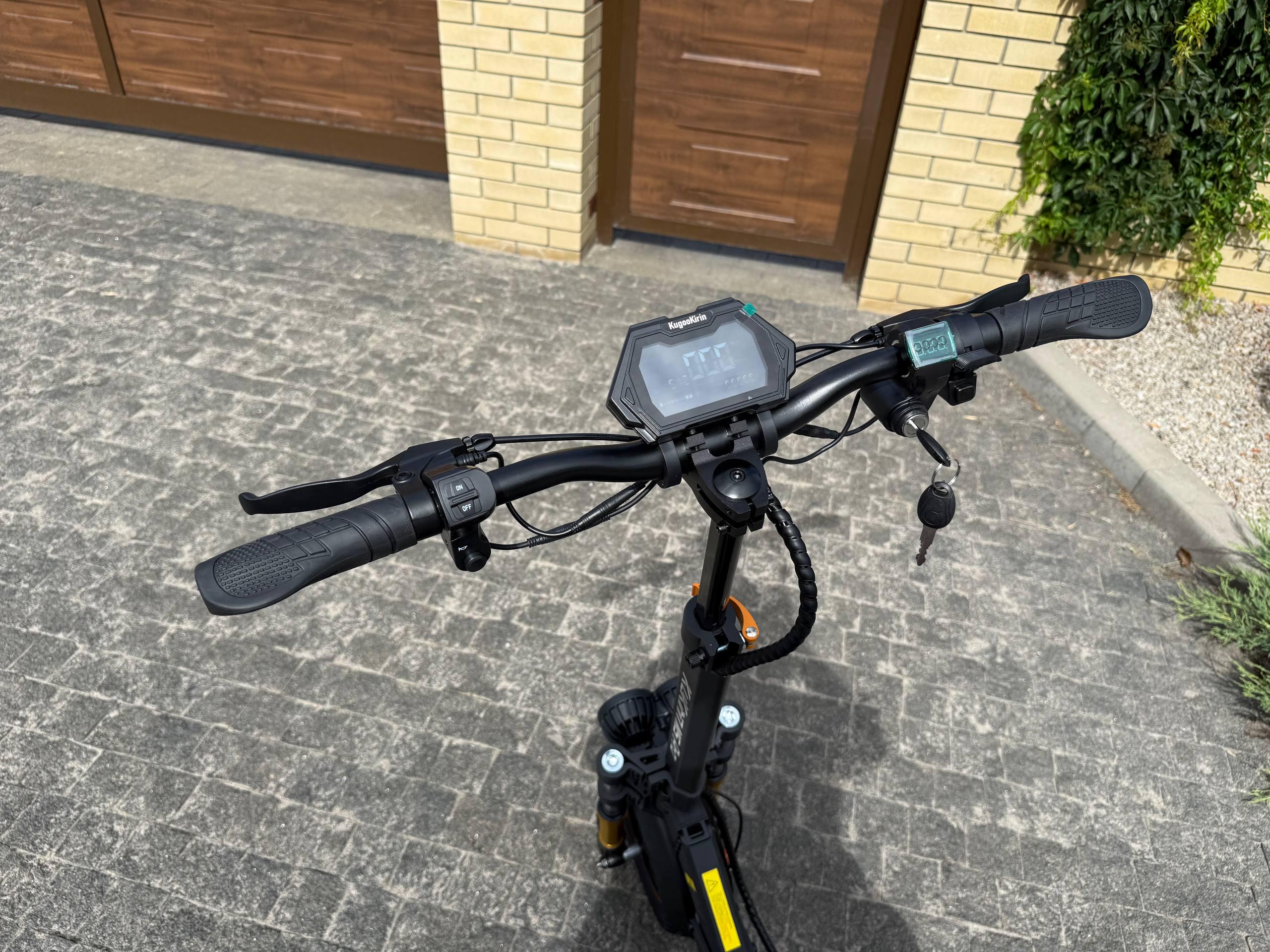 Электросамокат с сиденьем KugooKirin M5 PRO 2000W 26Ah - фото 8 Электросамокат с сиденьем KugooKirin M5 PRO 2000W 26Ah - фото 8