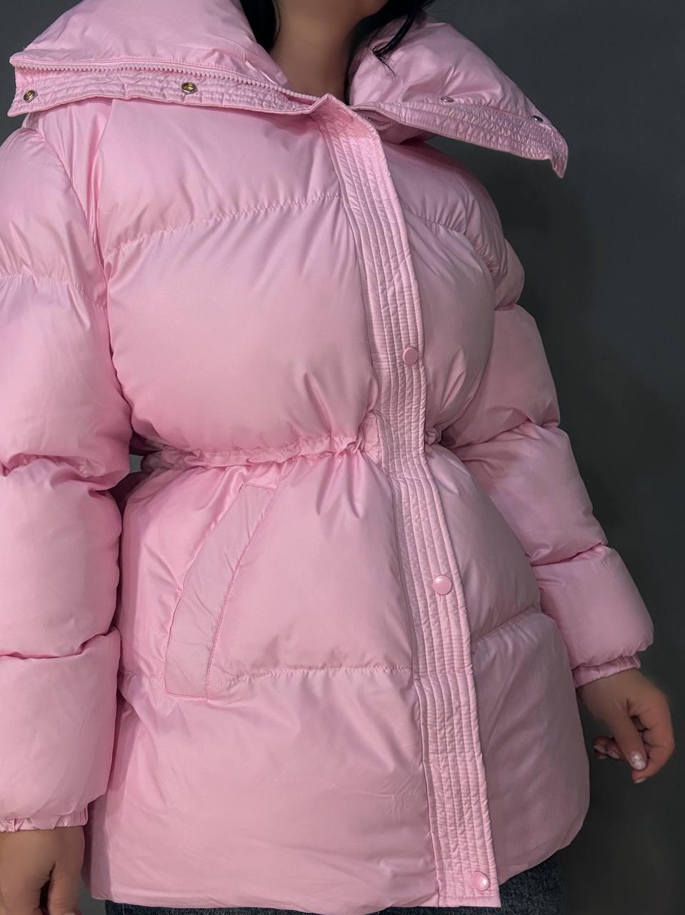 Куртка женская Haiziyuan 8055 пуффер глянцевая удлиненная с утяжкой на талии M Розовый (5965) - фото 6 Куртка женская Haiziyuan 8055 пуффер глянцевая удлиненная с утяжкой на талии M Розовый (5965) - фото 6