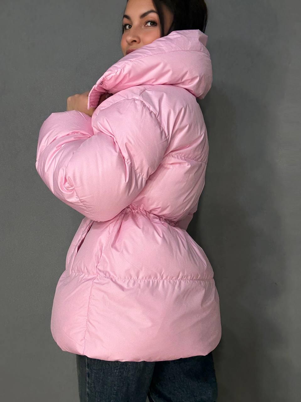 Куртка женская Haiziyuan 8055 пуффер глянцевая удлиненная с утяжкой на талии M Розовый (5965) - фото 4 Куртка женская Haiziyuan 8055 пуффер глянцевая удлиненная с утяжкой на талии M Розовый (5965) - фото 4