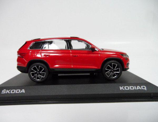 Модель автомобиля 1:43 Skoda Kodiaq Red Velvet (565099300F3P) - фото 5