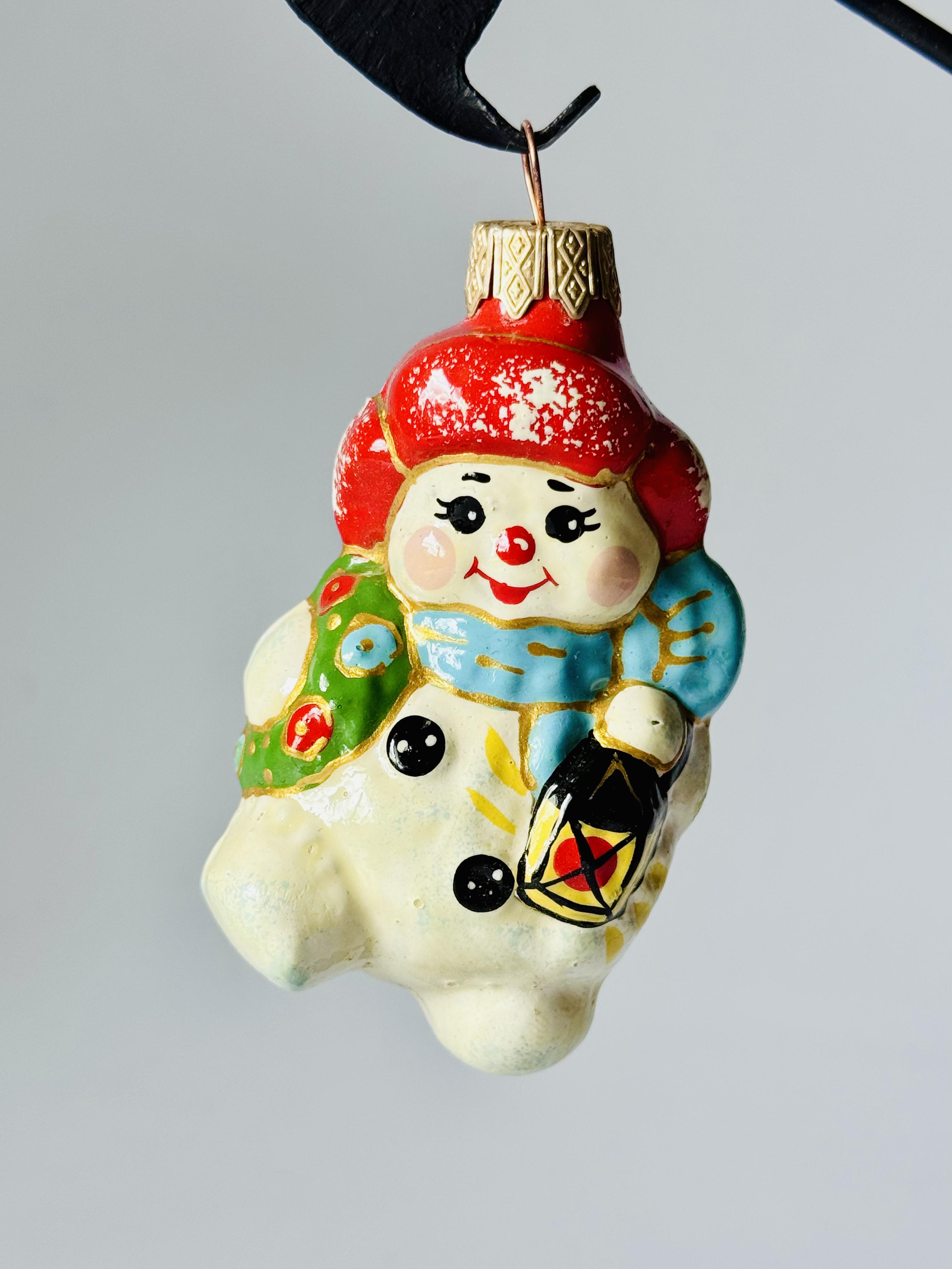Игрушка на елку стеклянная Снежка с фонариком 8х5,5 см (F-156)