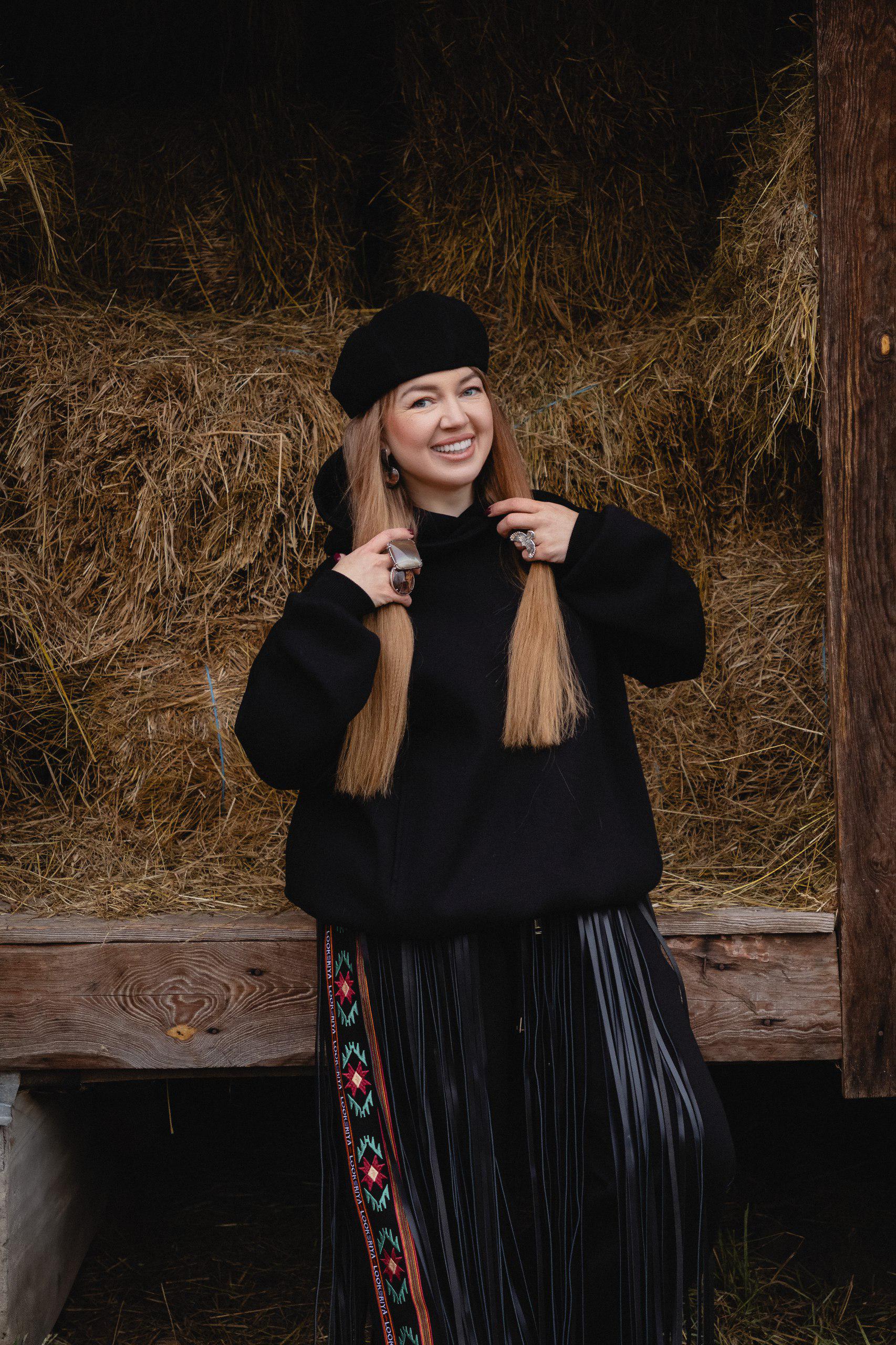 Костюм унісекс оверсайз Lookeriya з худі з вишивкою Гуцульський килим та джогерами- аладінами з вишитими лампасами універсальний (31184046)