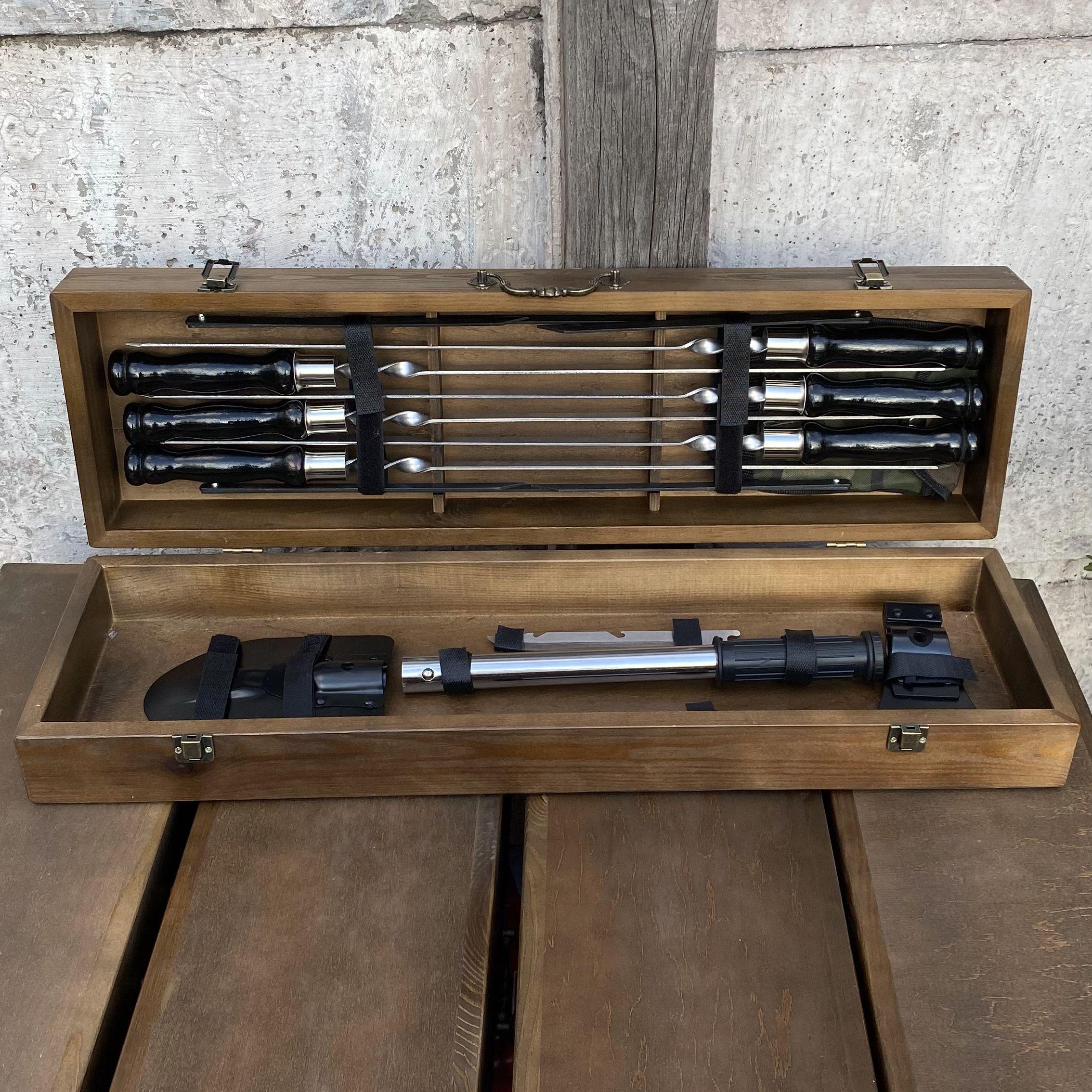 Подарунковий набір шампурів з аксесуарами Mzavod Індіана Джонс із нержавіючої сталі в дерев’яному кейсі 720x120x210 мм (136-17-1190810000815) - фото 9 Подарунковий набір шампурів з аксесуарами Mzavod Індіана Джонс із нержавіючої сталі в дерев’яному кейсі 720x120x210 мм (136-17-1190810000815) - фото 9