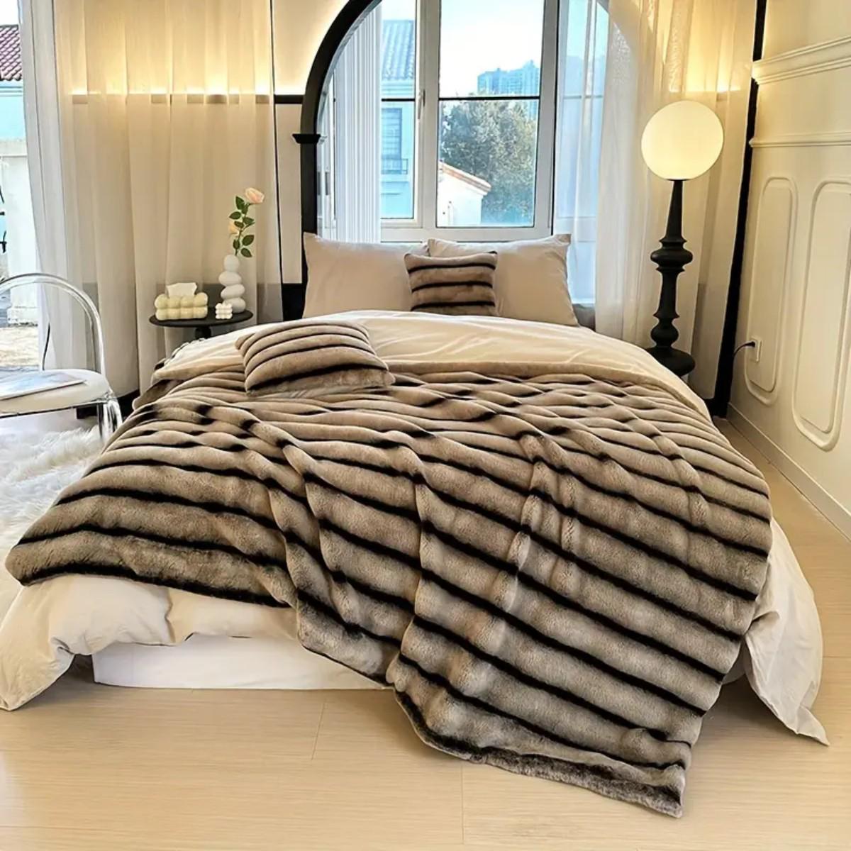 Плед корейский стиль Koloco Кролик евро ширина полоски 10 см 200х230 см Коричневый (40670) - фото 3 Плед корейский стиль Koloco Кролик евро ширина полоски 10 см 200х230 см Коричневый (40670) - фото 3