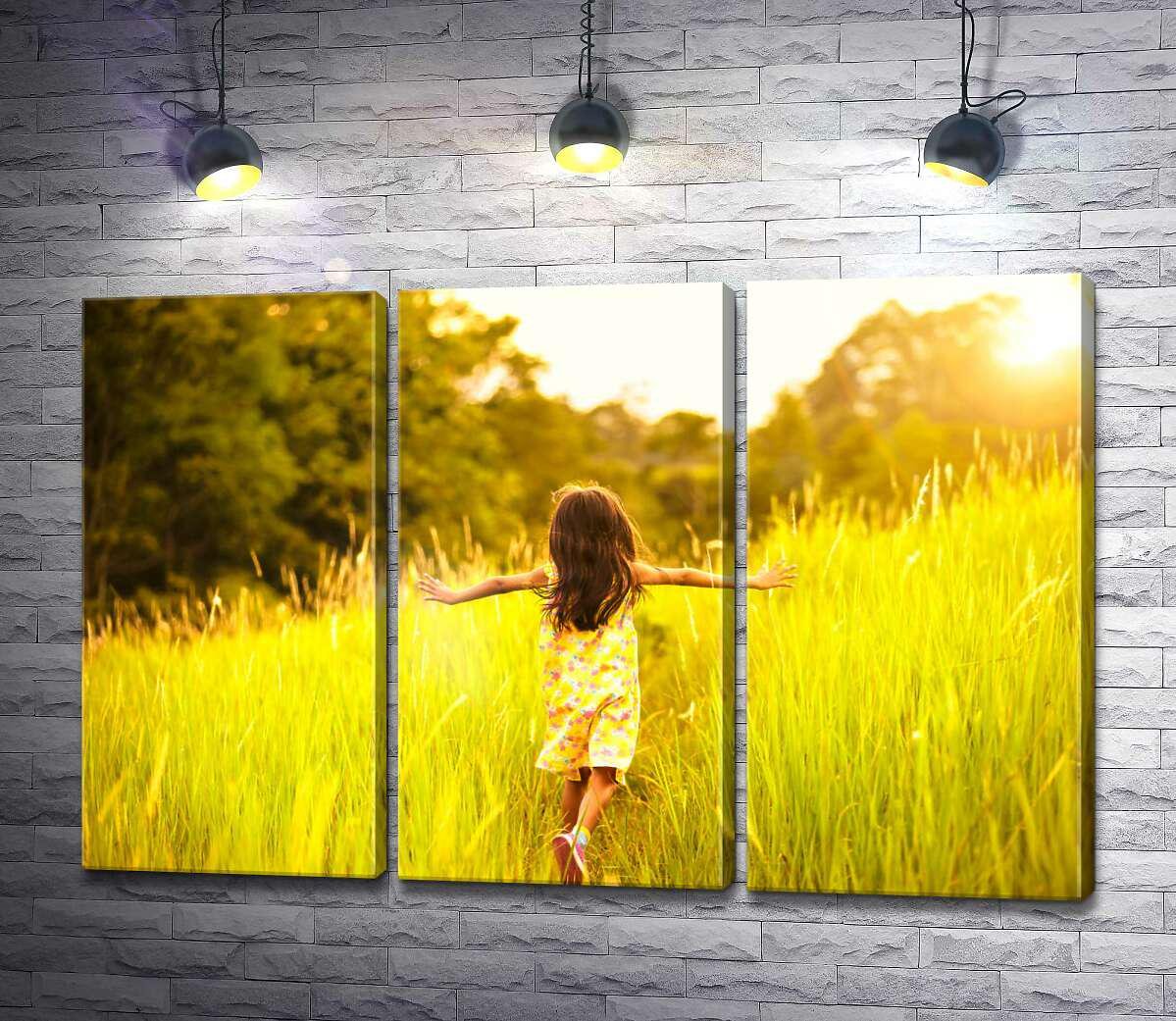 Модульная картина ArtPoster Девочка бегает среди высокой травы 132x87 см Модуль №11 (002589)