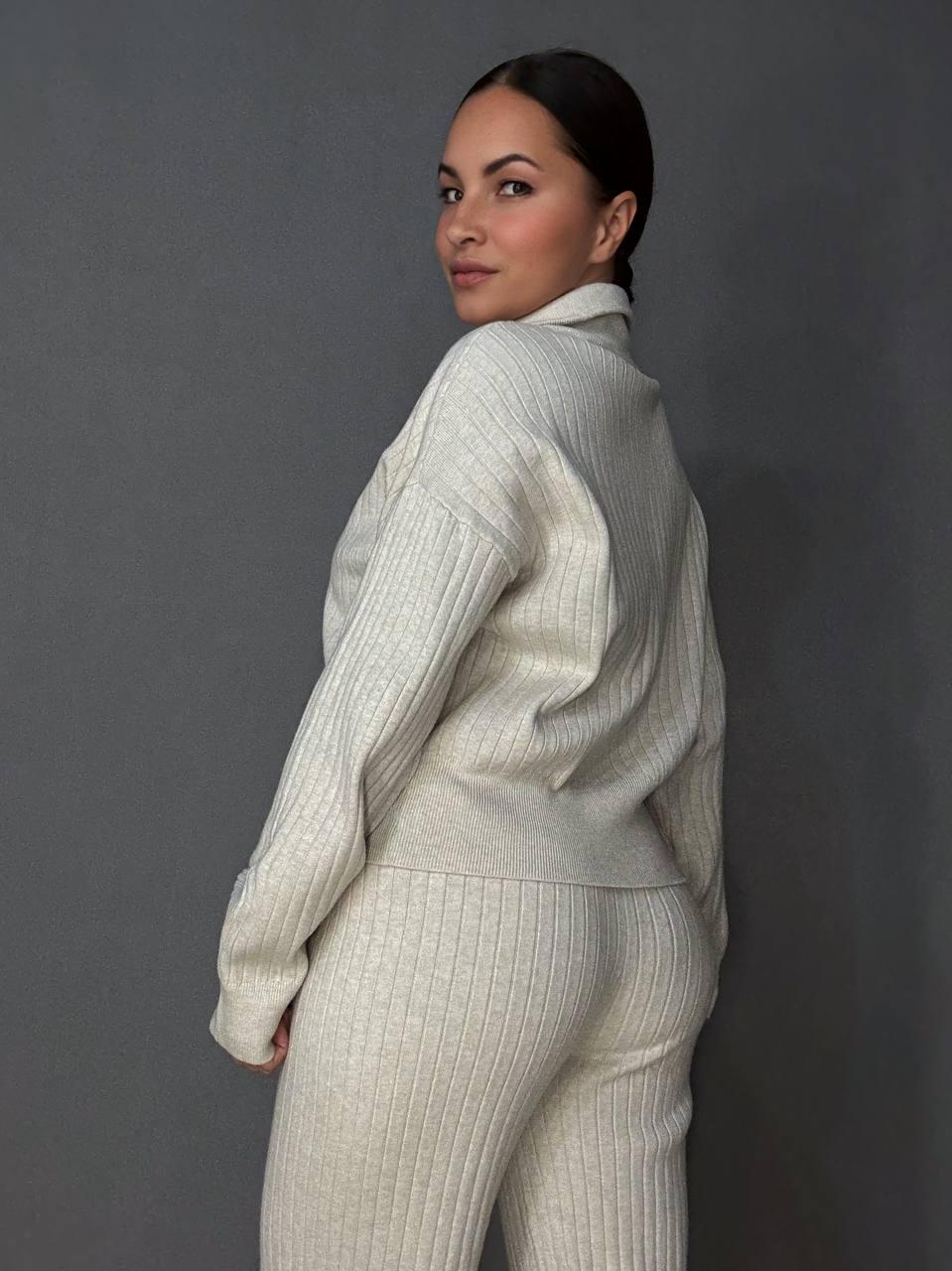 Костюм женский Joy One 376 вязаный в рубчик с кофтой на молнии и брюками палаццо OS Бежевый (5599) - фото 9 Костюм женский Joy One 376 вязаный в рубчик с кофтой на молнии и брюками палаццо OS Бежевый (5599) - фото 9