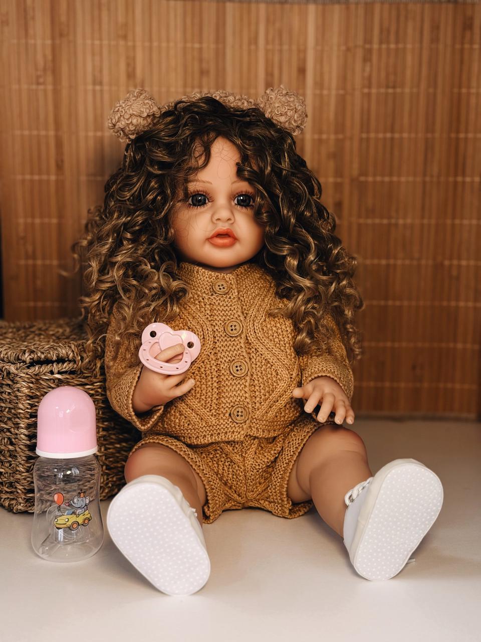 Кукла кукла реалистичная KEIUMI винил-силиконовая девочка в комбинезоне с аксессуарами 55 см Коричневый