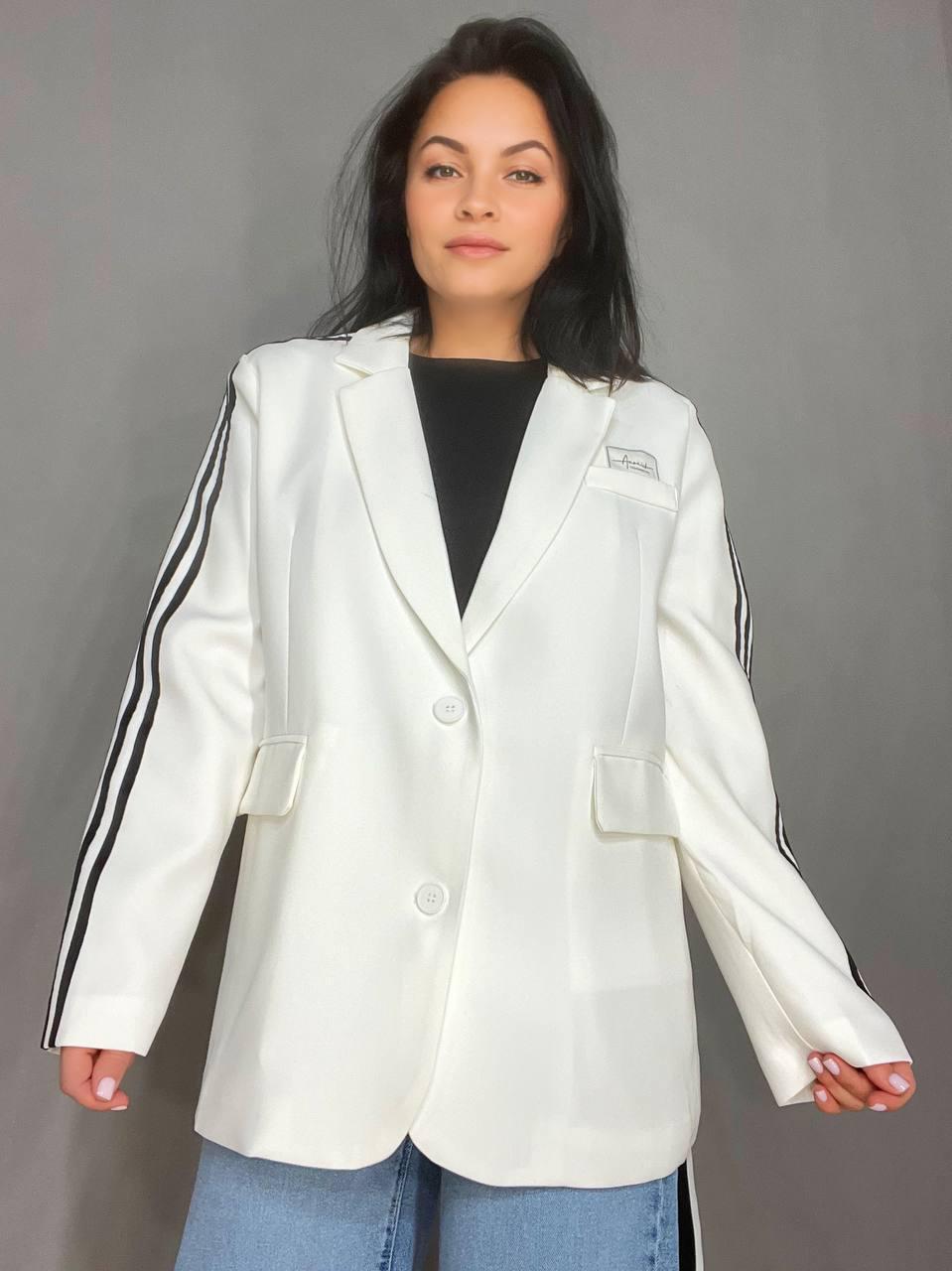 Пиджак женский Qidian 92208 с лампасами на рукавах широкий OS Белый (3790) - фото 2 Пиджак женский Qidian 92208 с лампасами на рукавах широкий OS Белый (3790) - фото 2
