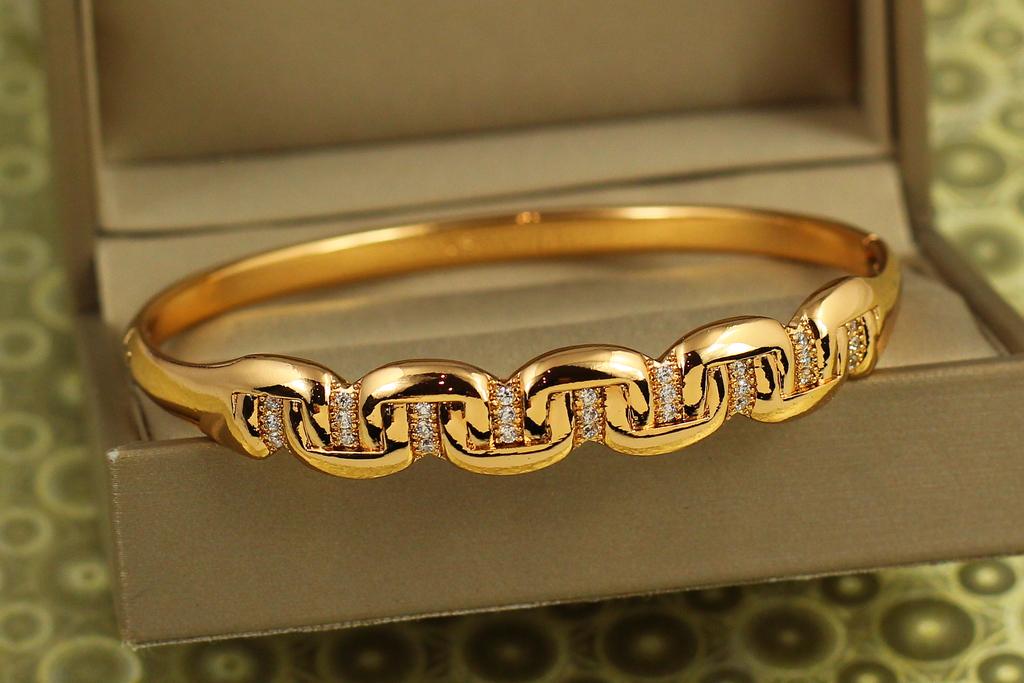Браслет бенгл Xuping Jewelry Аура Потока 57 мм на руку 16-18 см Золотистый (34204810)