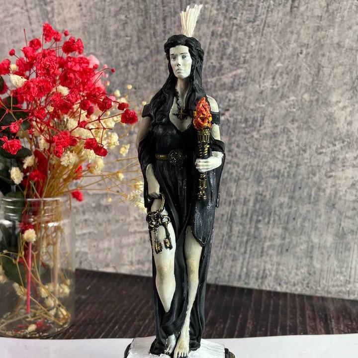 Свеча восковая магическая Богиня Геката (1339)