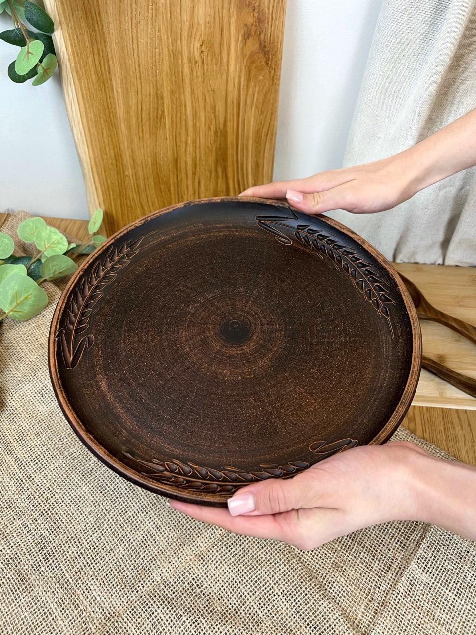 Блюдо для піци керамічне глиняне різьблене колосок 30 см (3002-10) - фото 2 Блюдо для піци керамічне глиняне різьблене колосок 30 см (3002-10) - фото 2