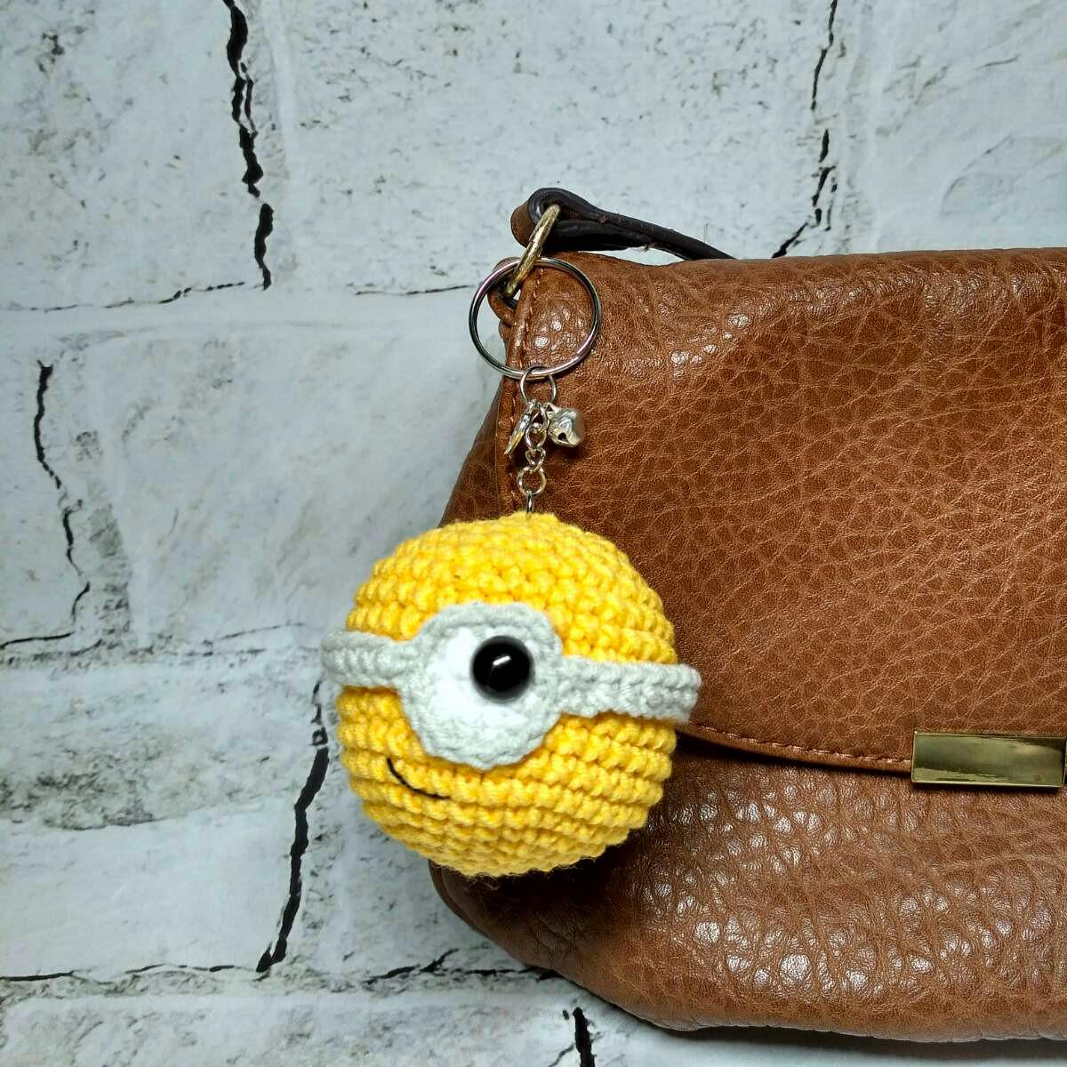 Брелок Миньон вязаный ручной работы амигуруми 5х4 см (202-88-1)