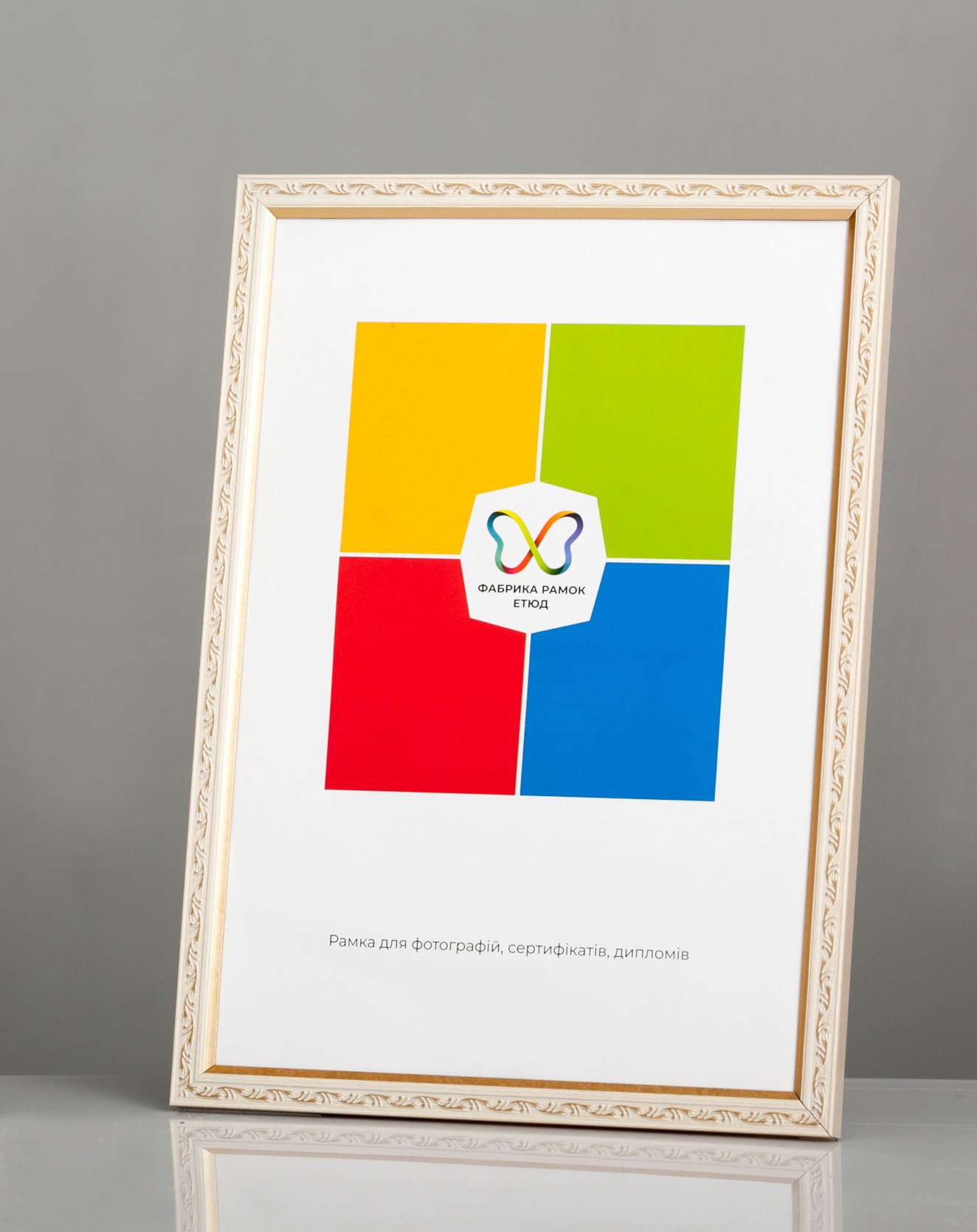Фоторамка пластиковая 30x40 A3 со стеклом Молочный перламутр с золотой вставкой (Багет 1510-316)