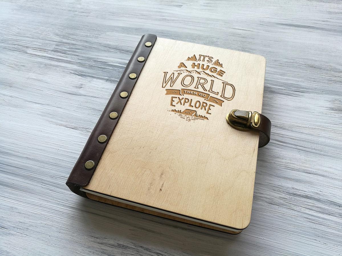 Блокнот для подорожніх нотаток WoodPresentStudio «It's a huge world» в обкладинці з дерева 100 аркушів чорні без лінівки Світле дерево - фото 2 Блокнот для подорожніх нотаток WoodPresentStudio «It's a huge world» в обкладинці з дерева 100 аркушів чорні без лінівки Світле дерево - фото 2