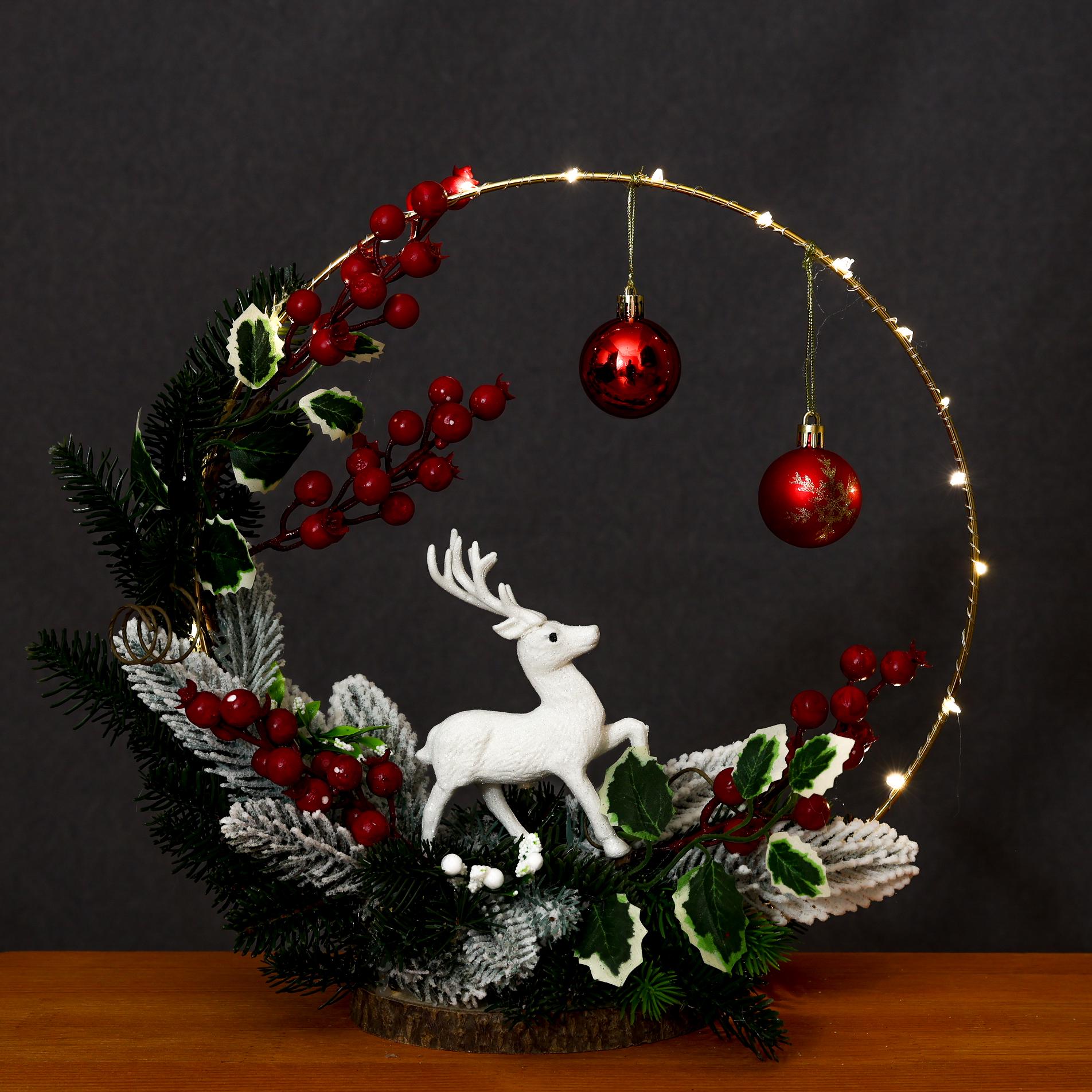 Композиция из заснеженной хвои/игрушек и оленя с лед подсветкой (КОМ30Л) - фото 2