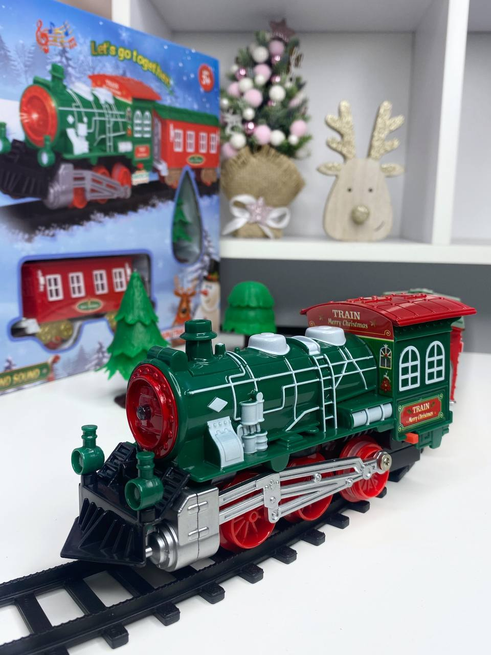 Дитяча залізниця Fun Game JHX6637 Новорічний ЖД локомотив з залізничним полотном до 132 см та вагончиком (2371624267) - фото 2 Дитяча залізниця Fun Game JHX6637 Новорічний ЖД локомотив з залізничним полотном до 132 см та вагончиком (2371624267) - фото 2