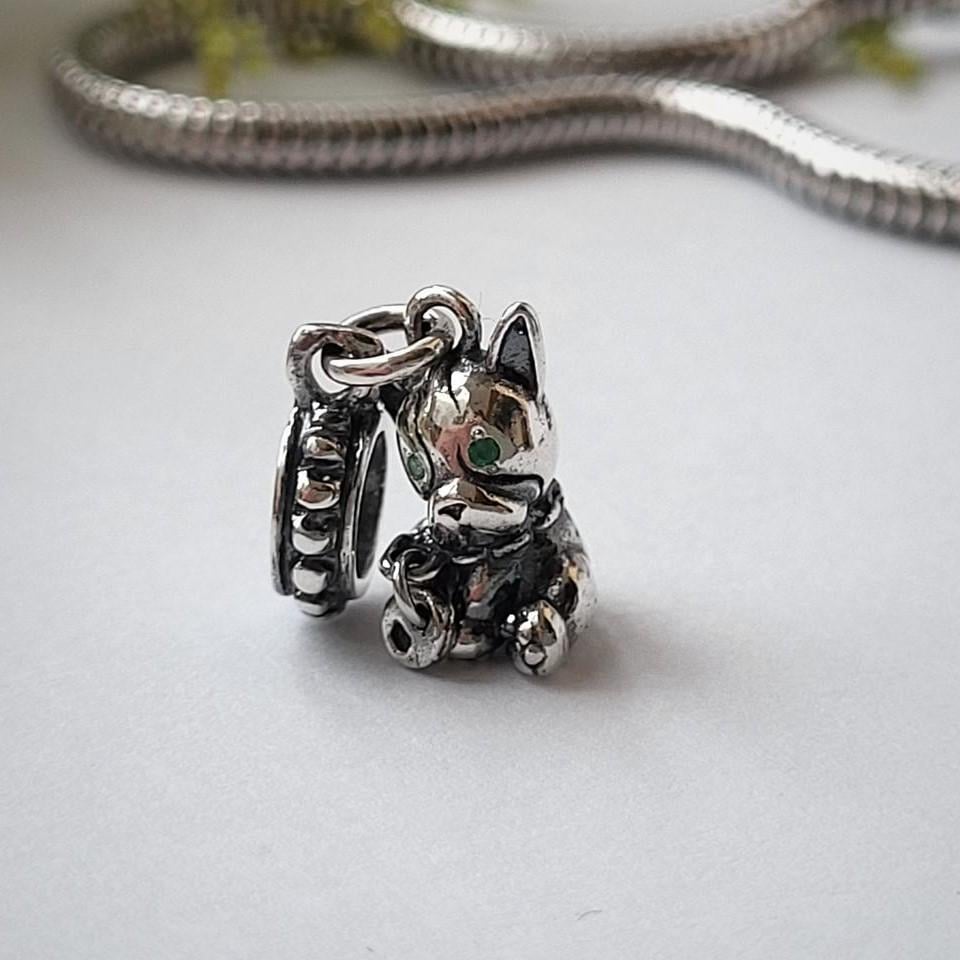 Шарм с подвеской Песик с зелеными глазками черненое серебро 925 проба 2,60 г (941ч)