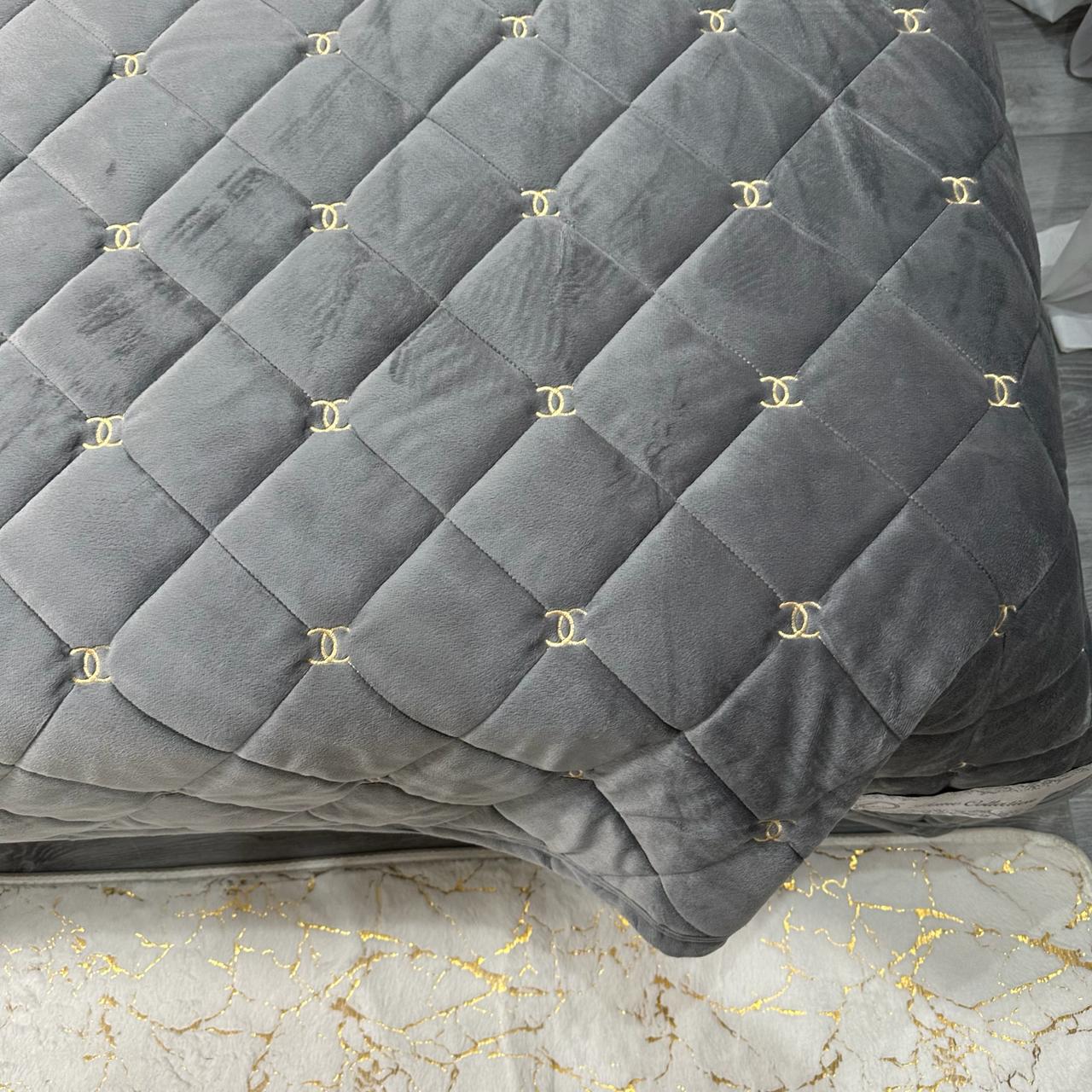 Покривало на ліжко велюрове євро 220x240 см Сірий (28822004) - фото 4 Покривало на ліжко велюрове євро 220x240 см Сірий (28822004) - фото 4