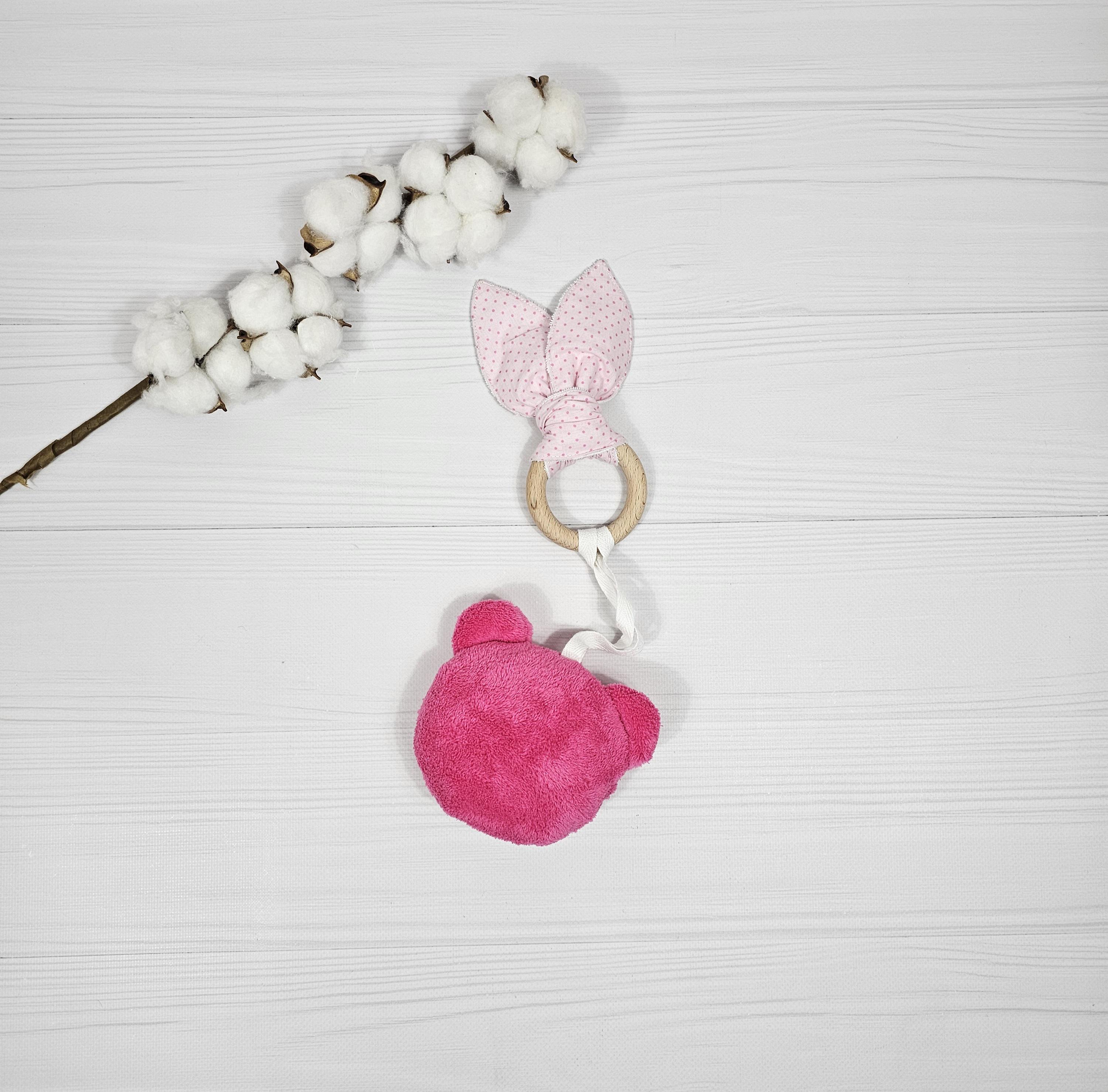 Подарочный набор a.l.babybox подушка/комфортер/грызунок/держатель для пустышек Розовый (22629583) - фото 4 Подарочный набор a.l.babybox подушка/комфортер/грызунок/держатель для пустышек Розовый (22629583) - фото 4