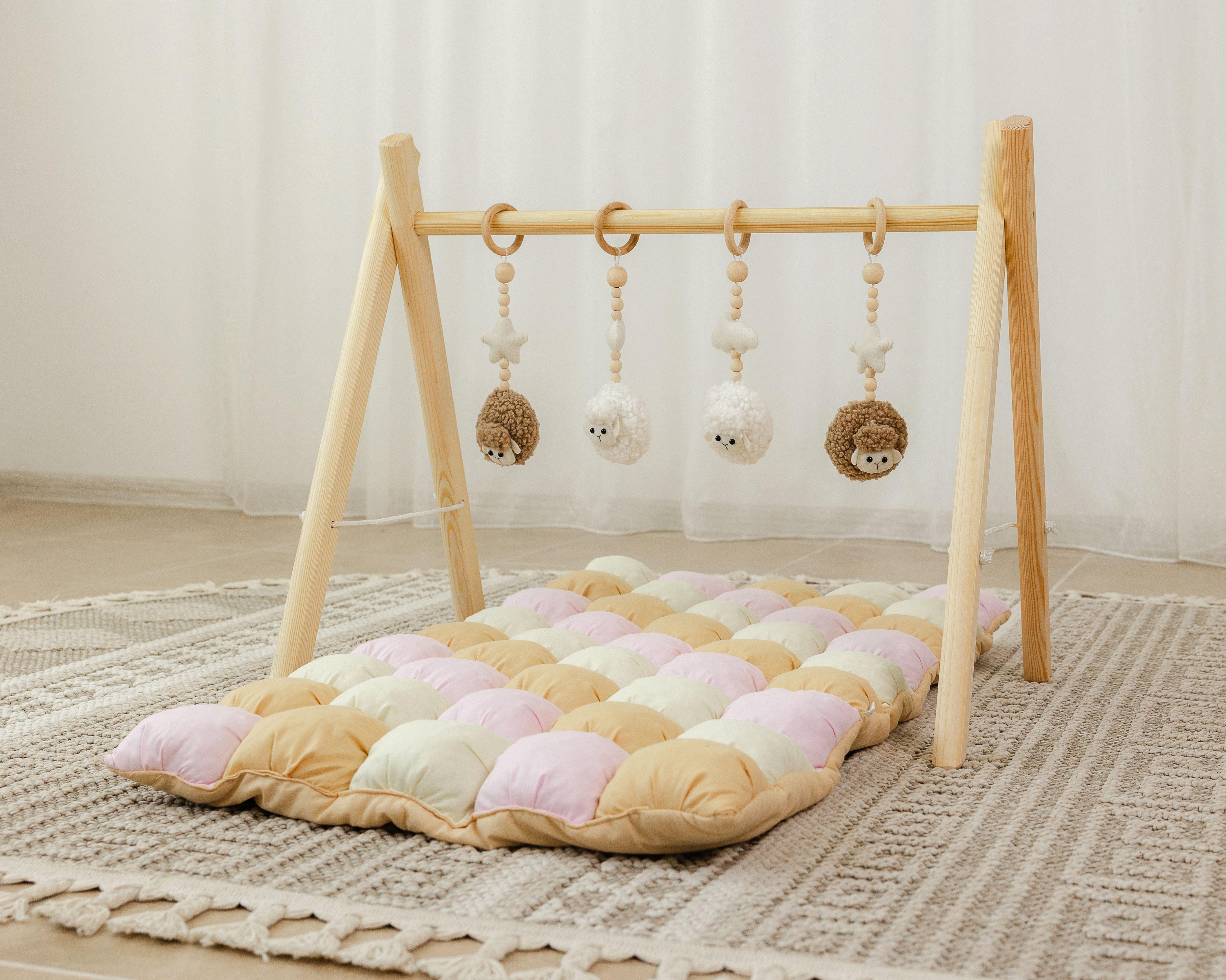 Мобиль детский напольный деревянный Пушистые овечки с матрасом Лисенок (0002318)
