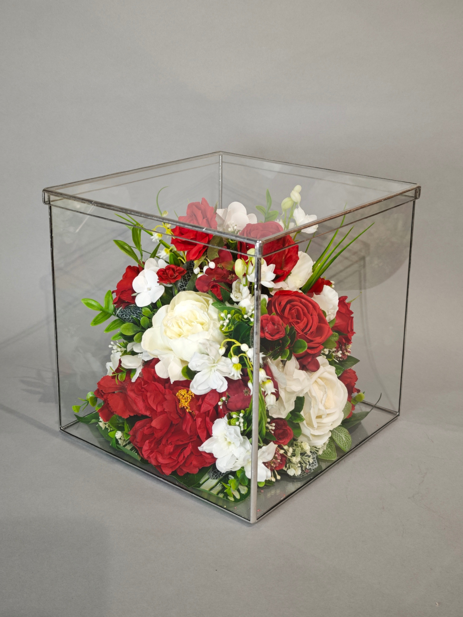 Искусственные цветы скорби траурные С любовью в сердце ритуальные под стеклом куб 30х30 см