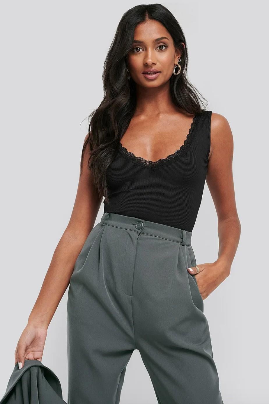 Топ-майка женская в рубчик NA-KD 1100-002585 8341 S Черный (42) Топ-майка женская в рубчик NA-KD 1100-002585 8341 S Черный (42)