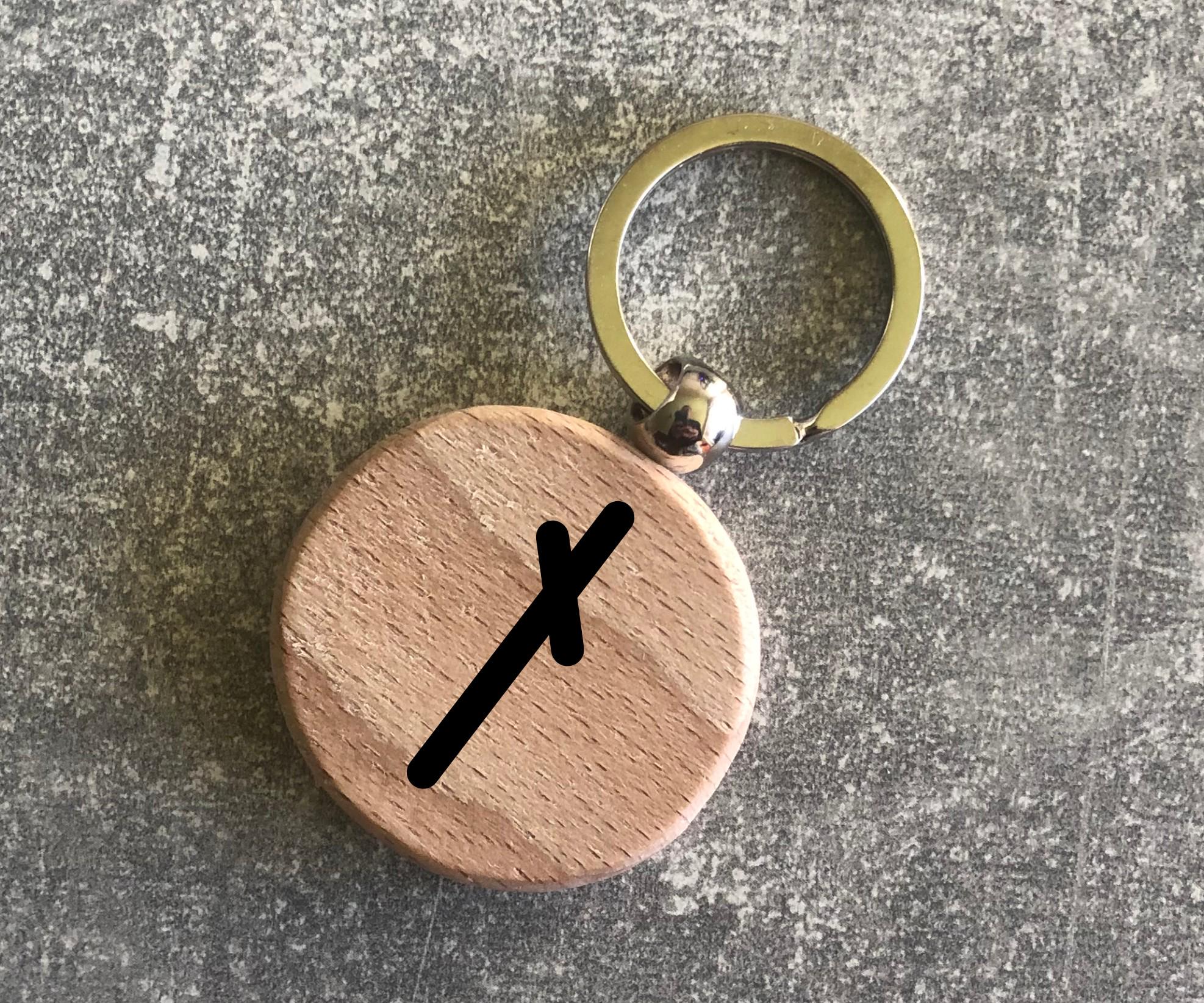 Брелок деревянный круглый с руной Старшого футарк "НАУТІЗ" (15010208010)