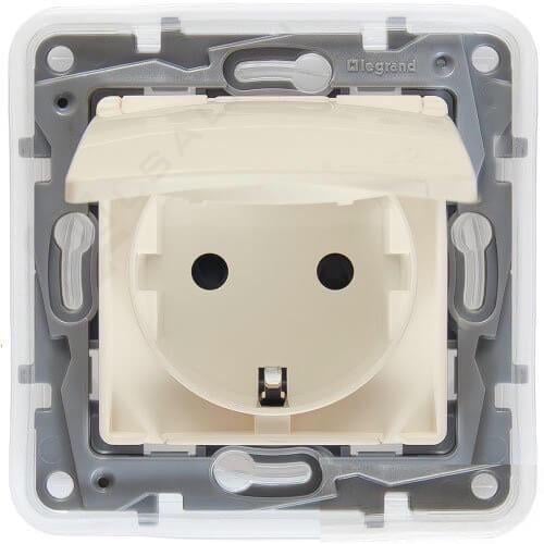 Розетка 220В Legrand 672332 Etika пластиковая с заземлением Schuko ip44 с защитной крышкой и шторками для врезного монтажа Слоновая кость