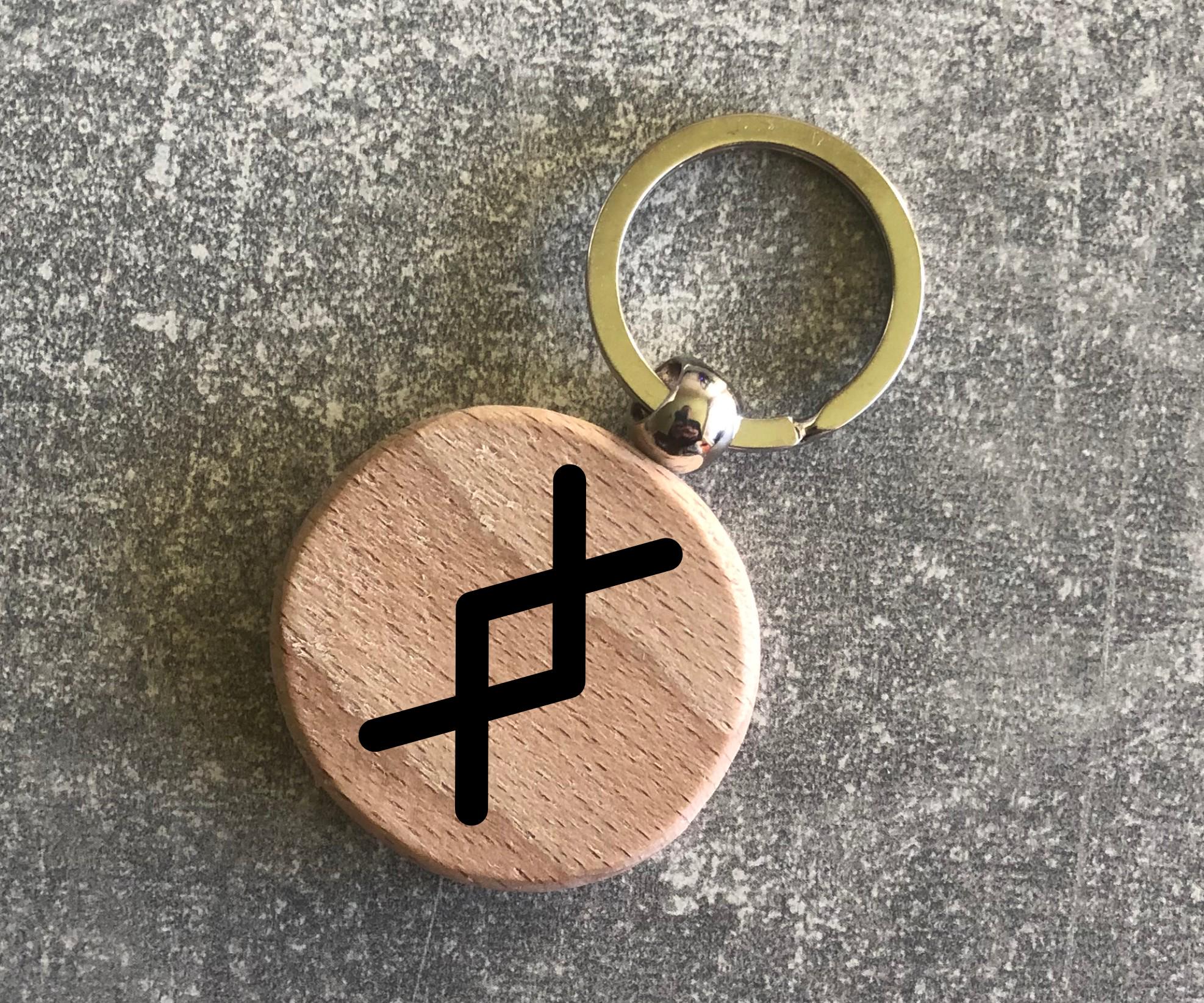 Брелок деревянный круглый с руной Старшого футарк "Ингуз" (15010208022)