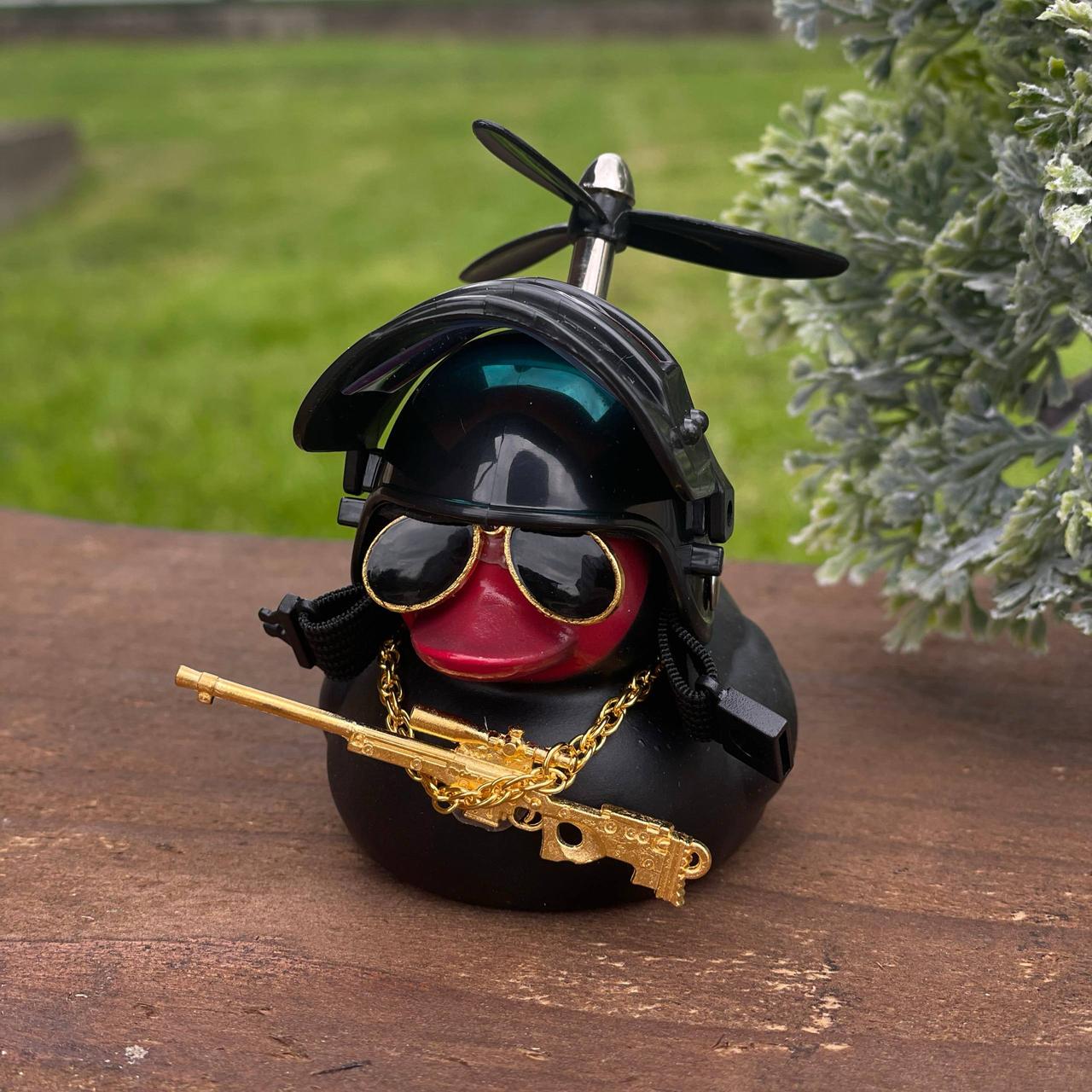 Качка на кермо з автоматом та шоломом - фото 3