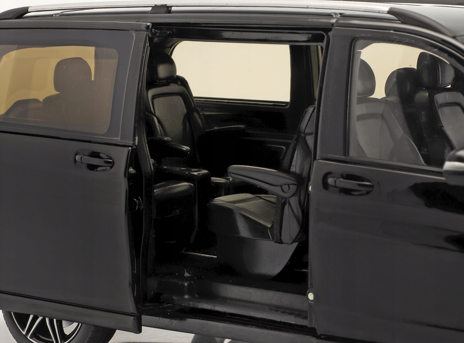 ᐉ Модель автомобиля Norev 1:18 Mercedes-Benz V-Class W447 AMG