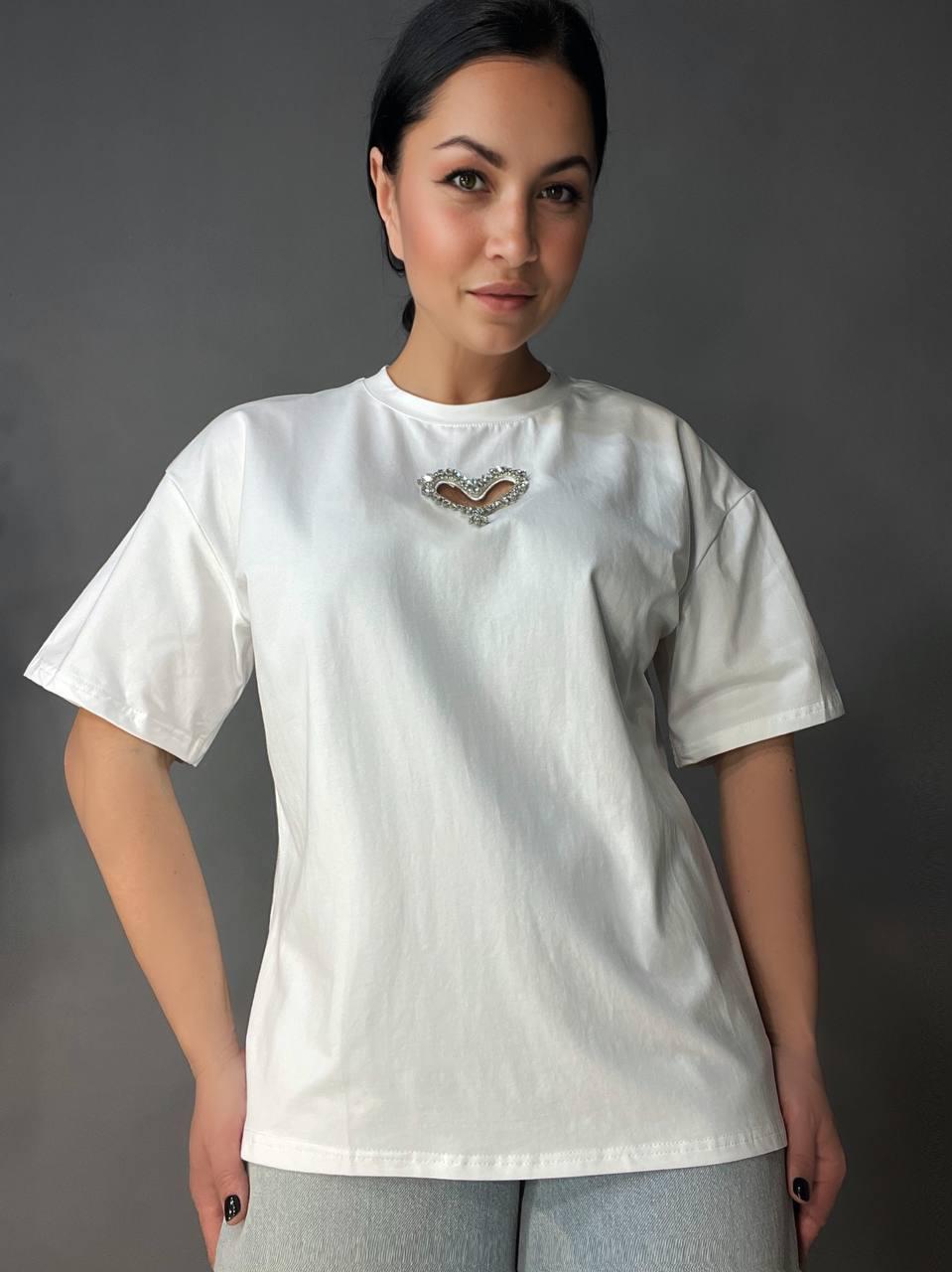 Футболка женская A-N 27009 с вырезом в форме сердца с камнями OS Белый (4351)
