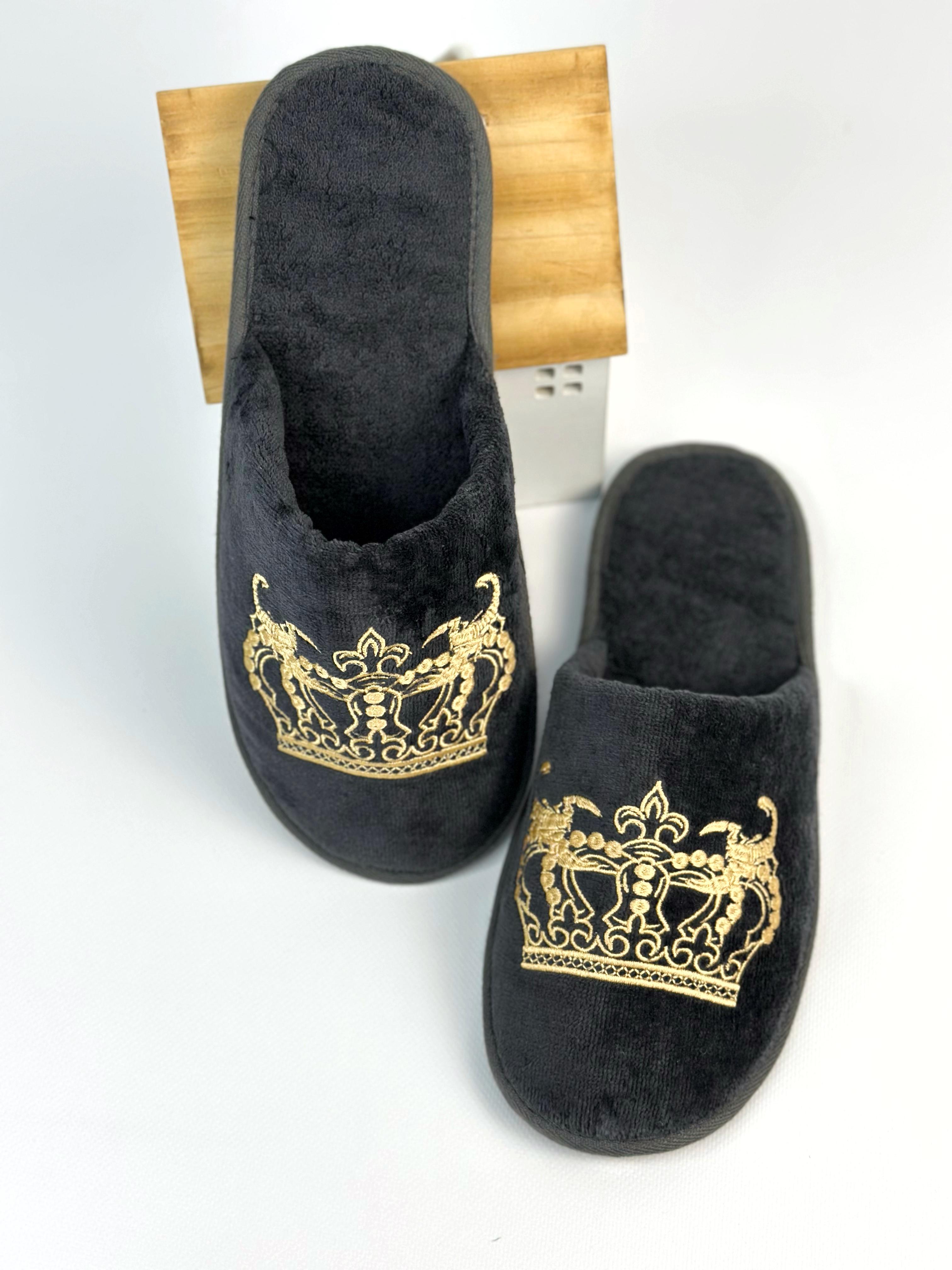Домашние тапочки мужские с вышивкой Family Tradition Для короля махровая велюровая р. 45 Черный (50284)