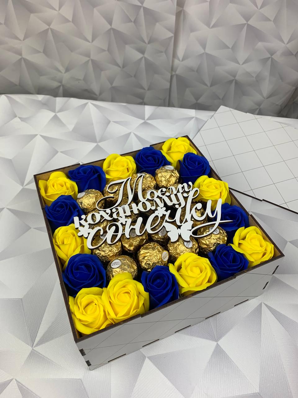Подарунковий бокс з Ferrero та трояндами для дівчини на день народження/8 березня (box58)